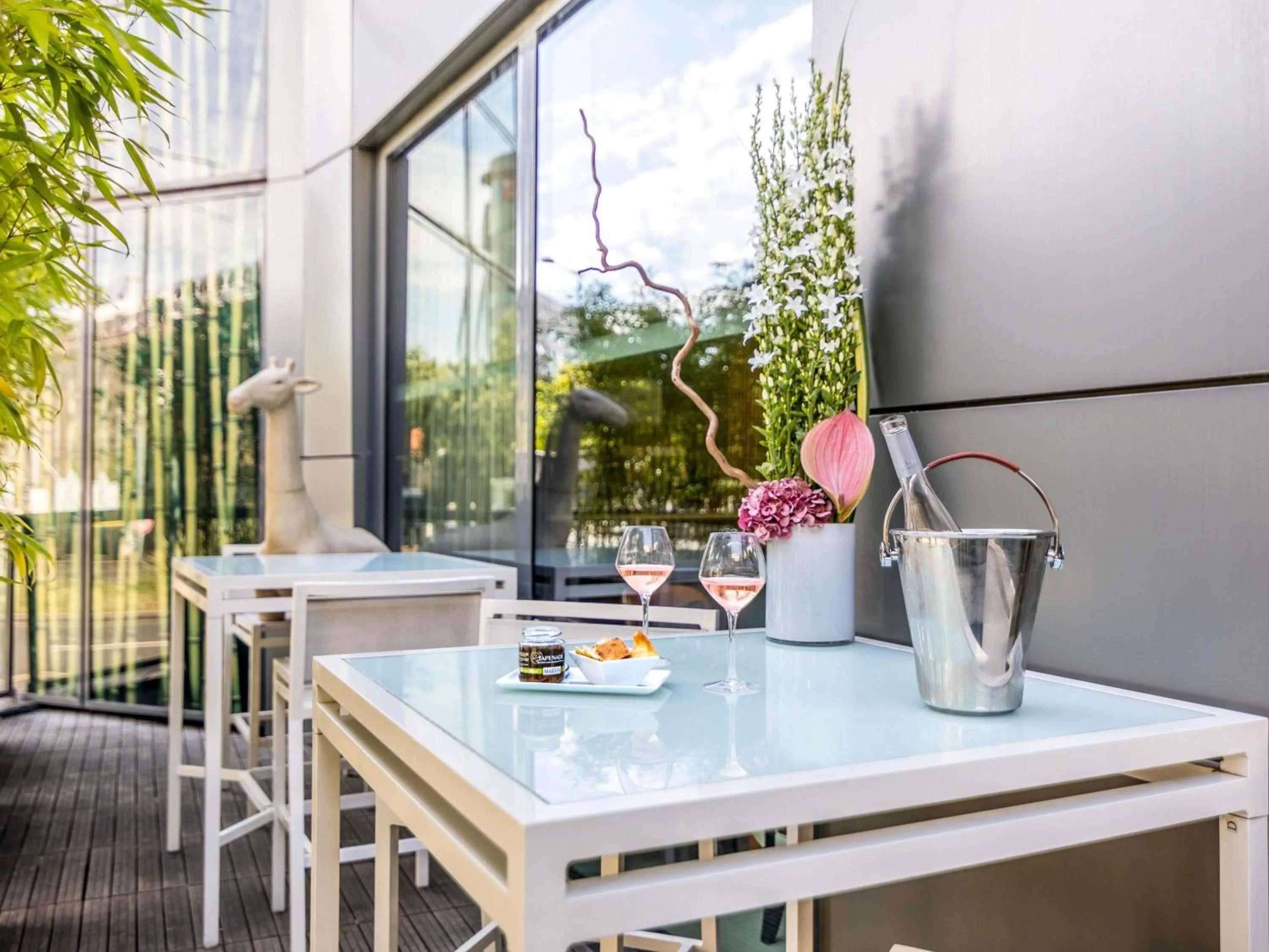 Lounge or bar in Novotel Suites Paris Issy Les Moulineaux