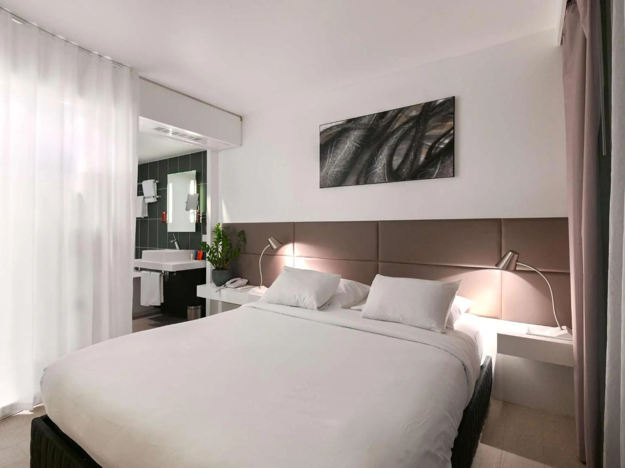 Bedroom, Bed in Novotel Suites Paris Issy Les Moulineaux