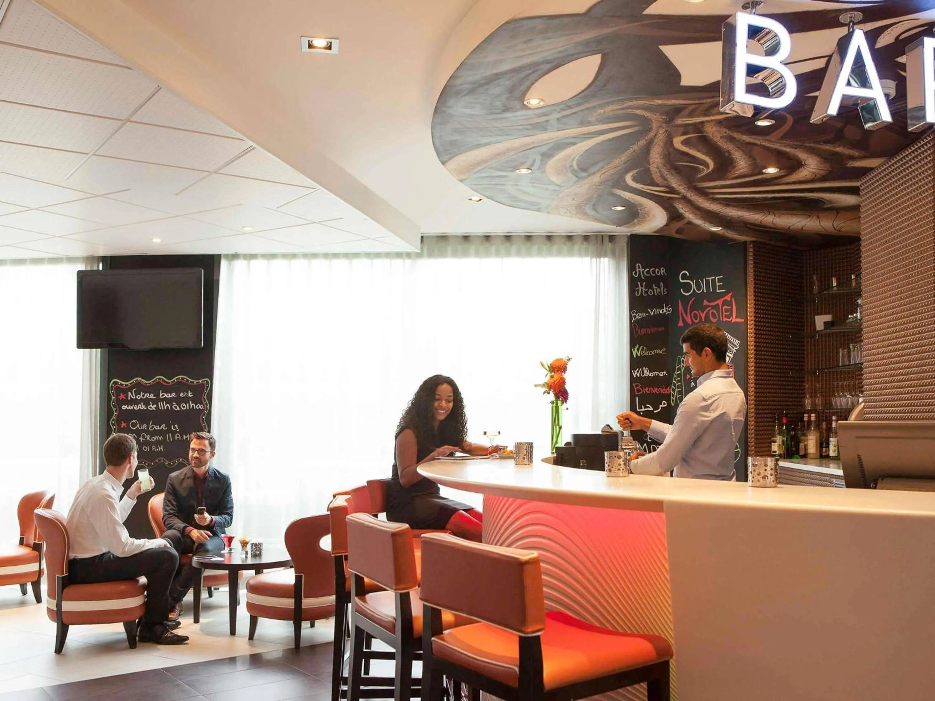 Lounge or bar in Novotel Suites Paris Issy Les Moulineaux