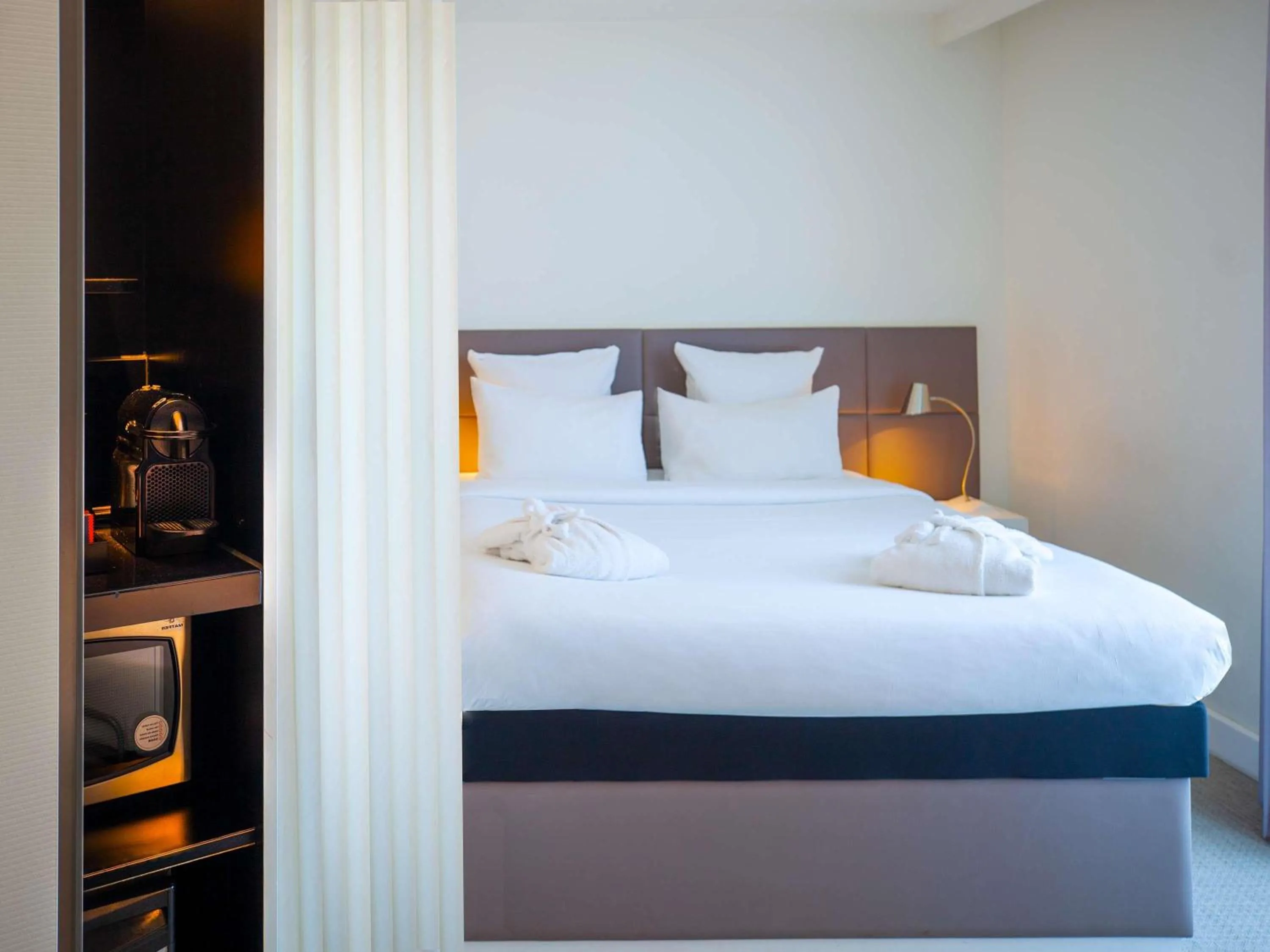 Bedroom, Bed in Novotel Suites Paris Issy Les Moulineaux