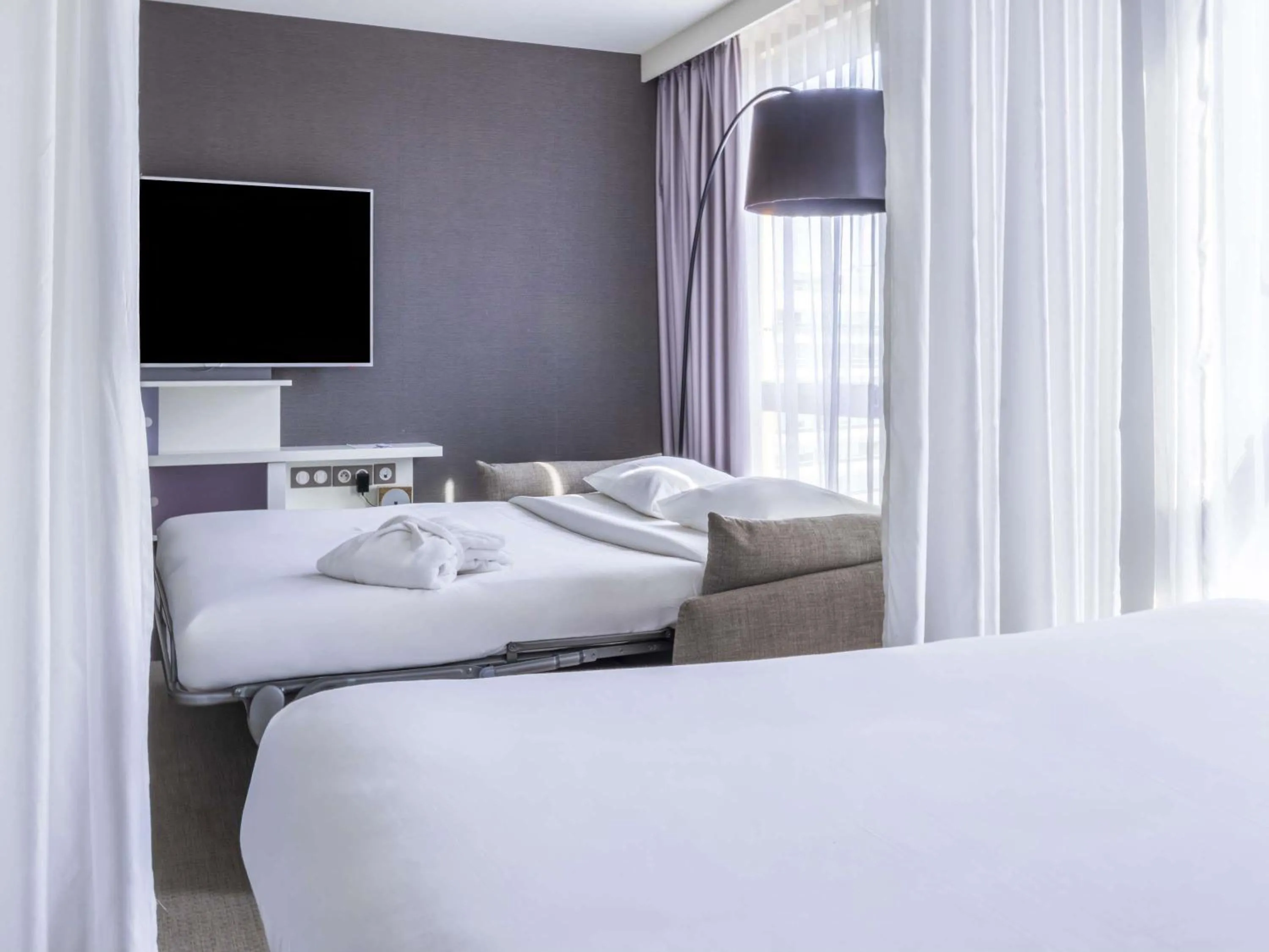 Bedroom, Bed in Novotel Suites Paris Issy Les Moulineaux