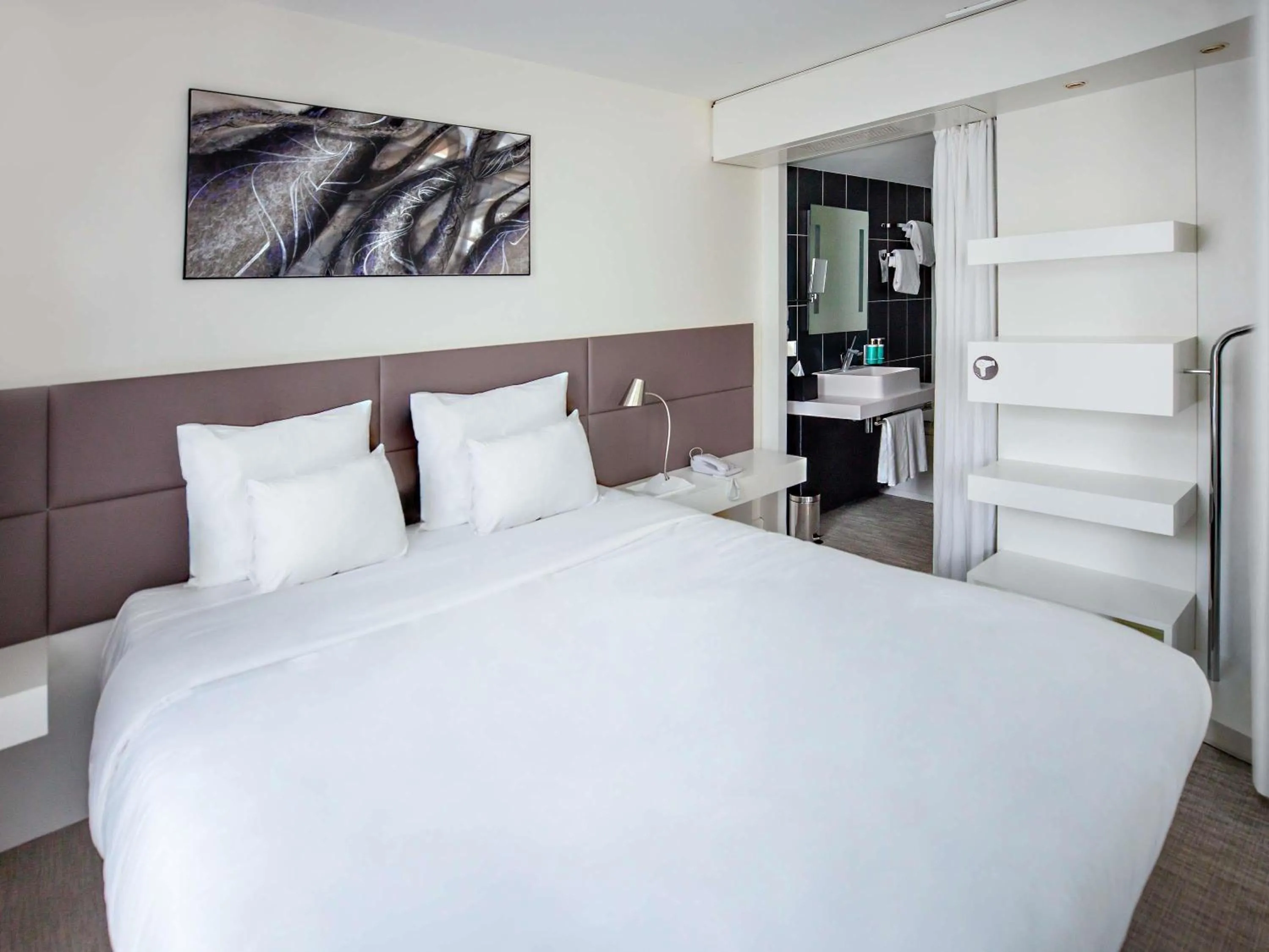 Bedroom, Bed in Novotel Suites Paris Issy Les Moulineaux