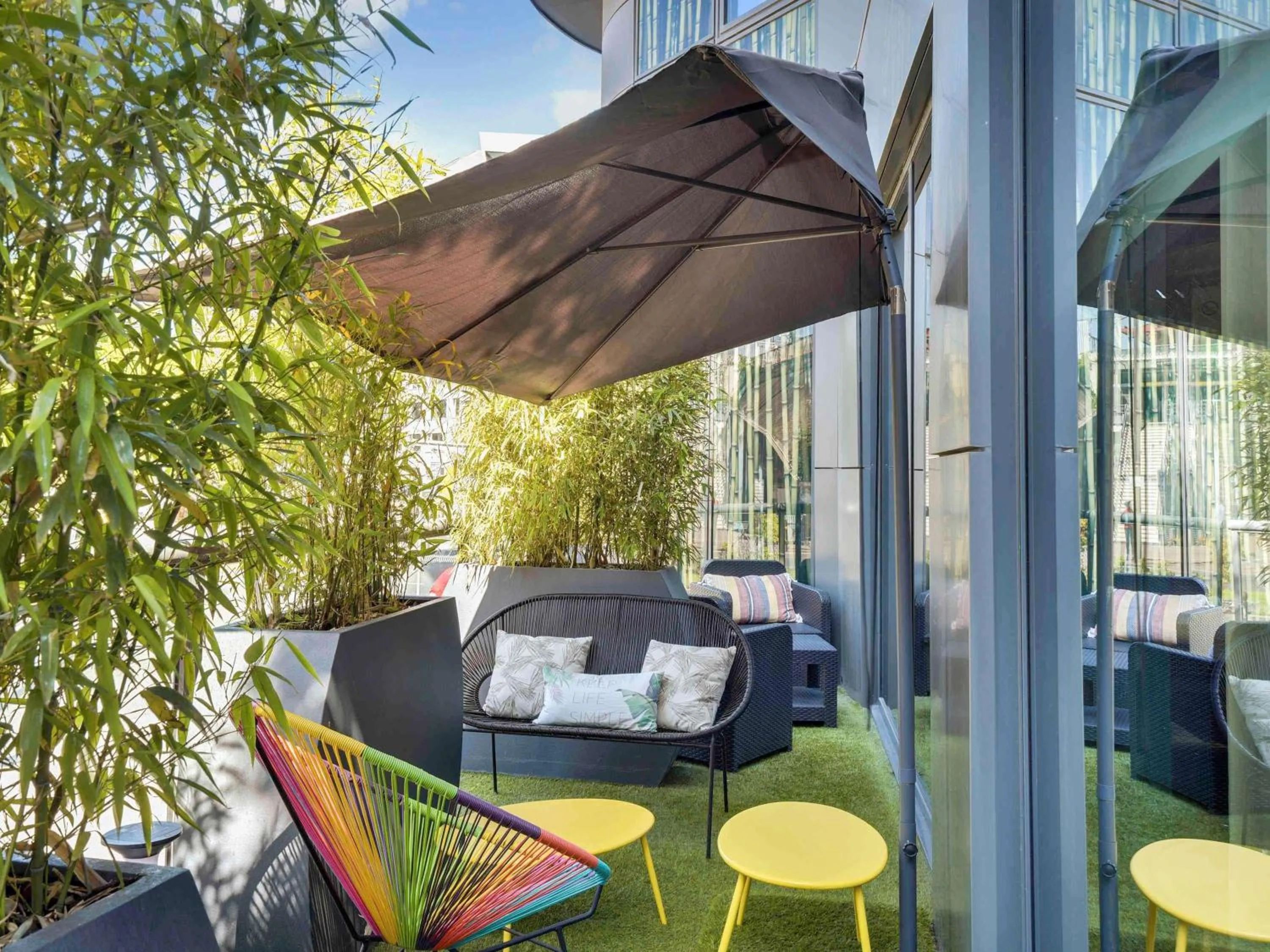 Lounge or bar in Novotel Suites Paris Issy Les Moulineaux