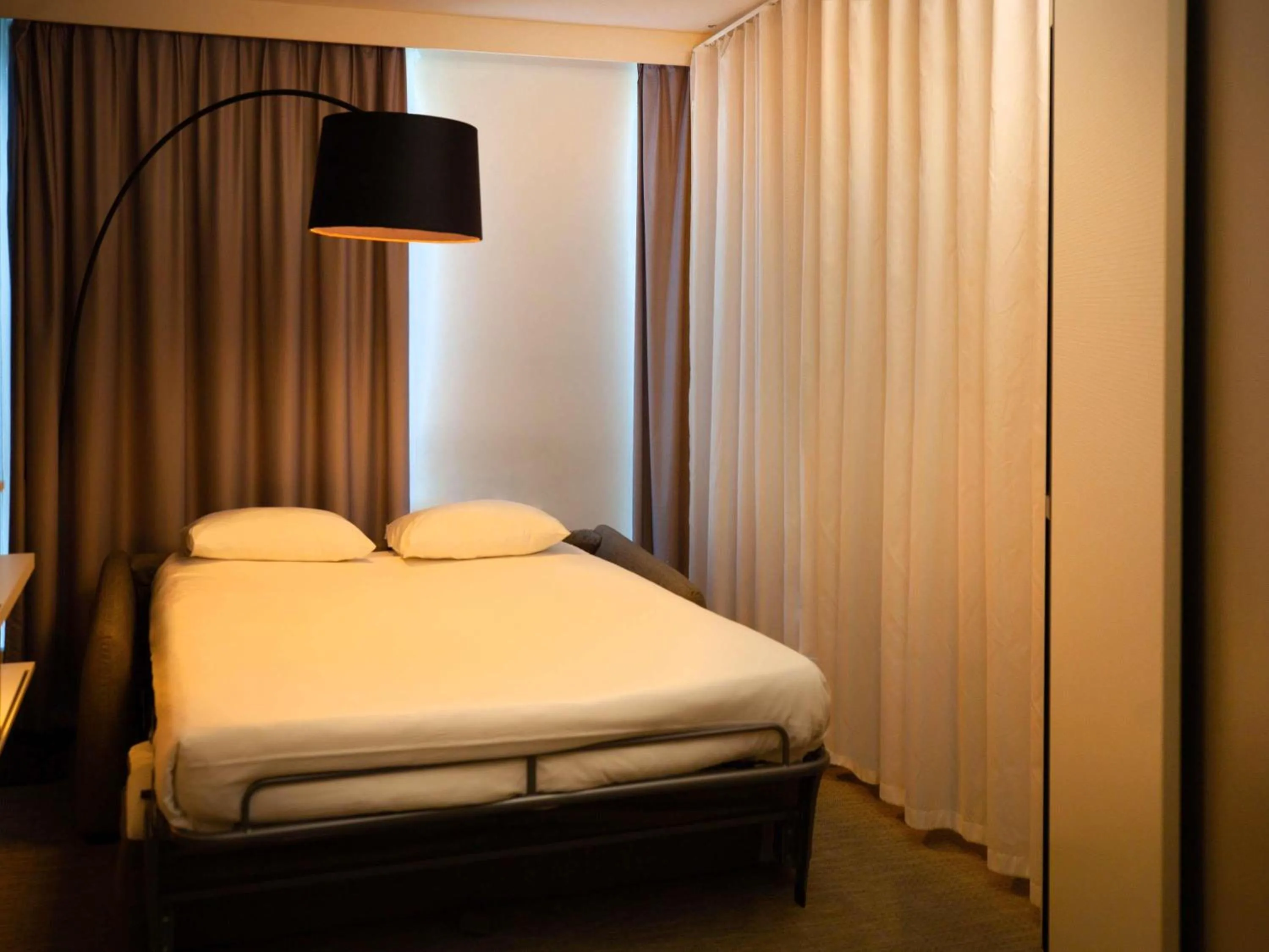 Bedroom, Bed in Novotel Suites Paris Issy Les Moulineaux