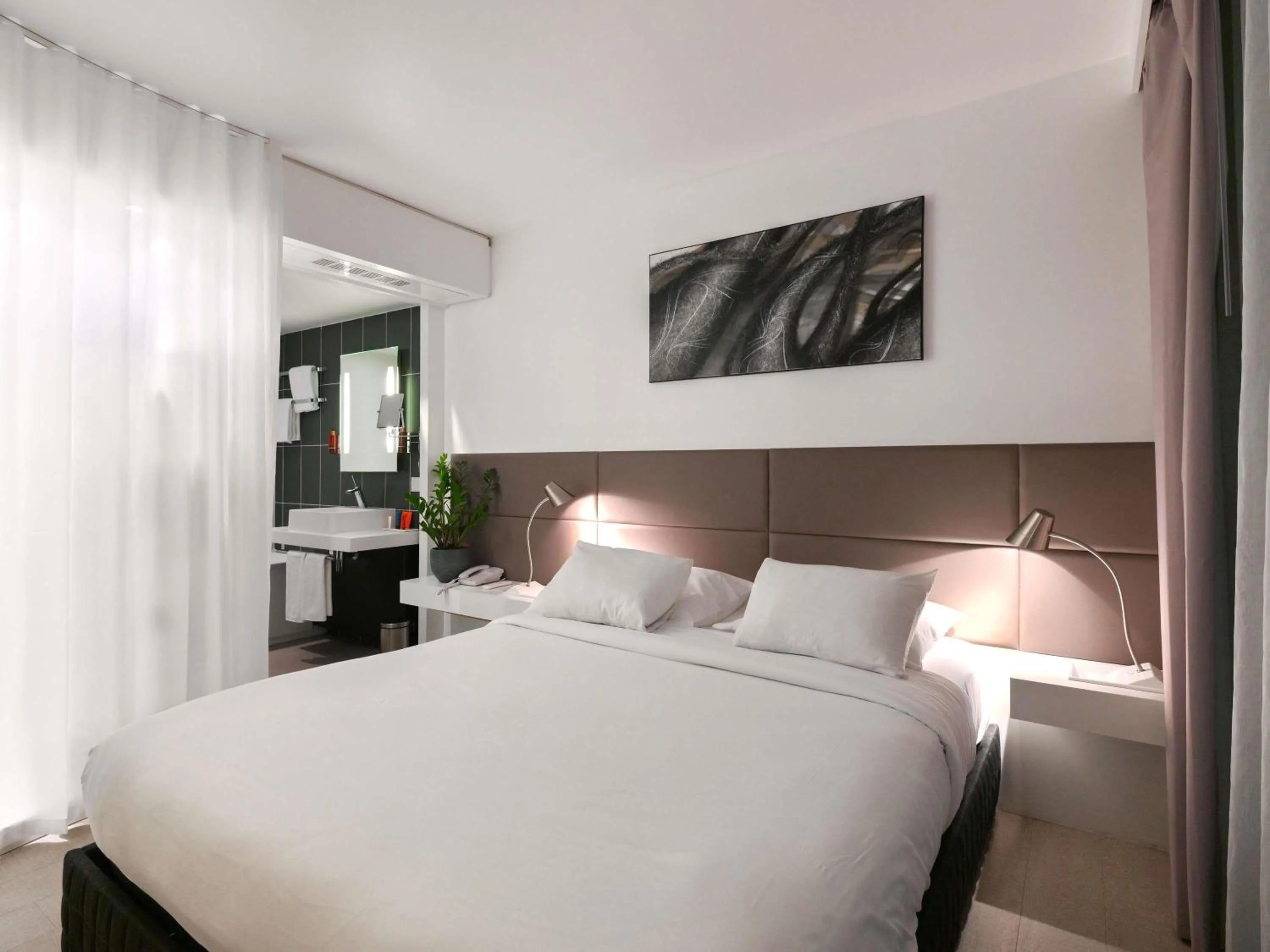 Bedroom, Bed in Novotel Suites Paris Issy Les Moulineaux