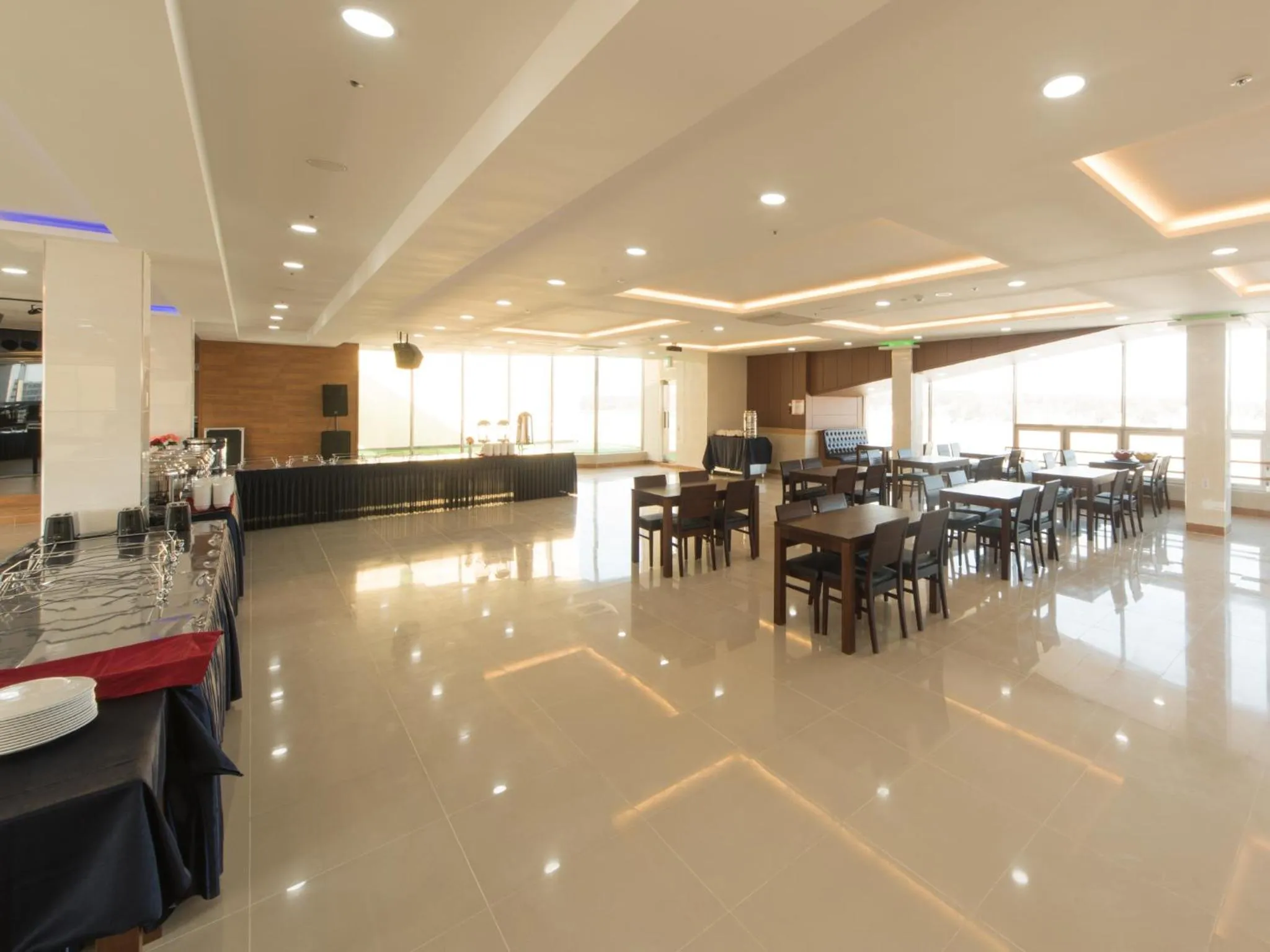 Restaurant/Places to Eat in Lake Ocean Resort Sokcho