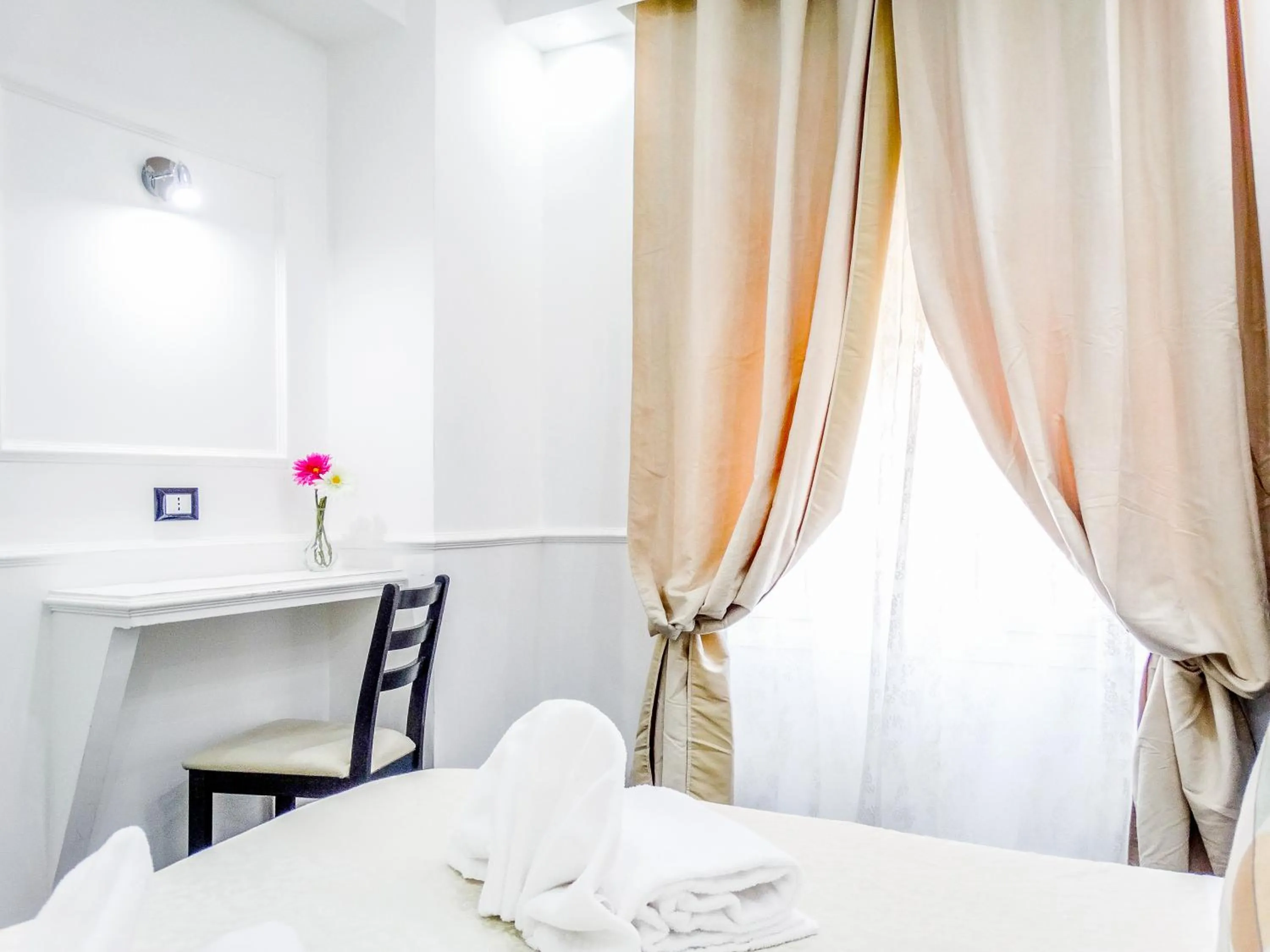 Bedroom, Bed in Rome Central Inn