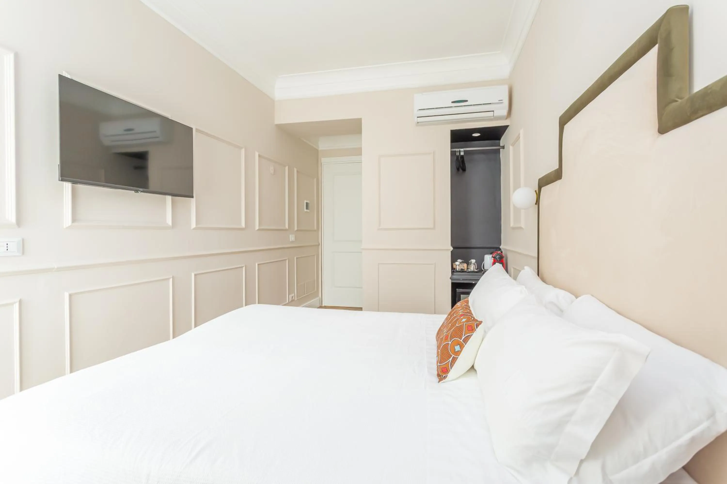 Bed in Rome Central Inn