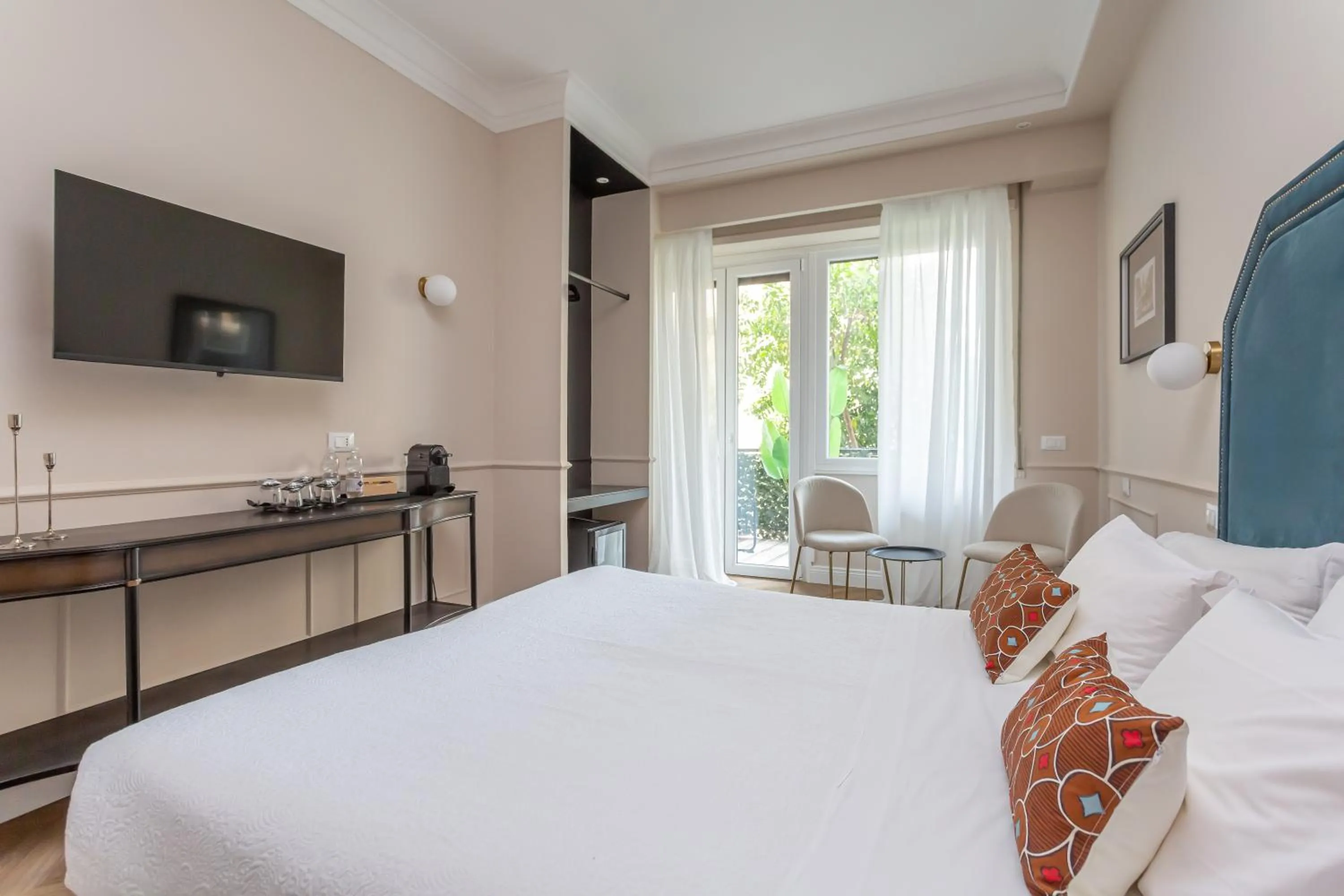 Bed in Rome Central Inn