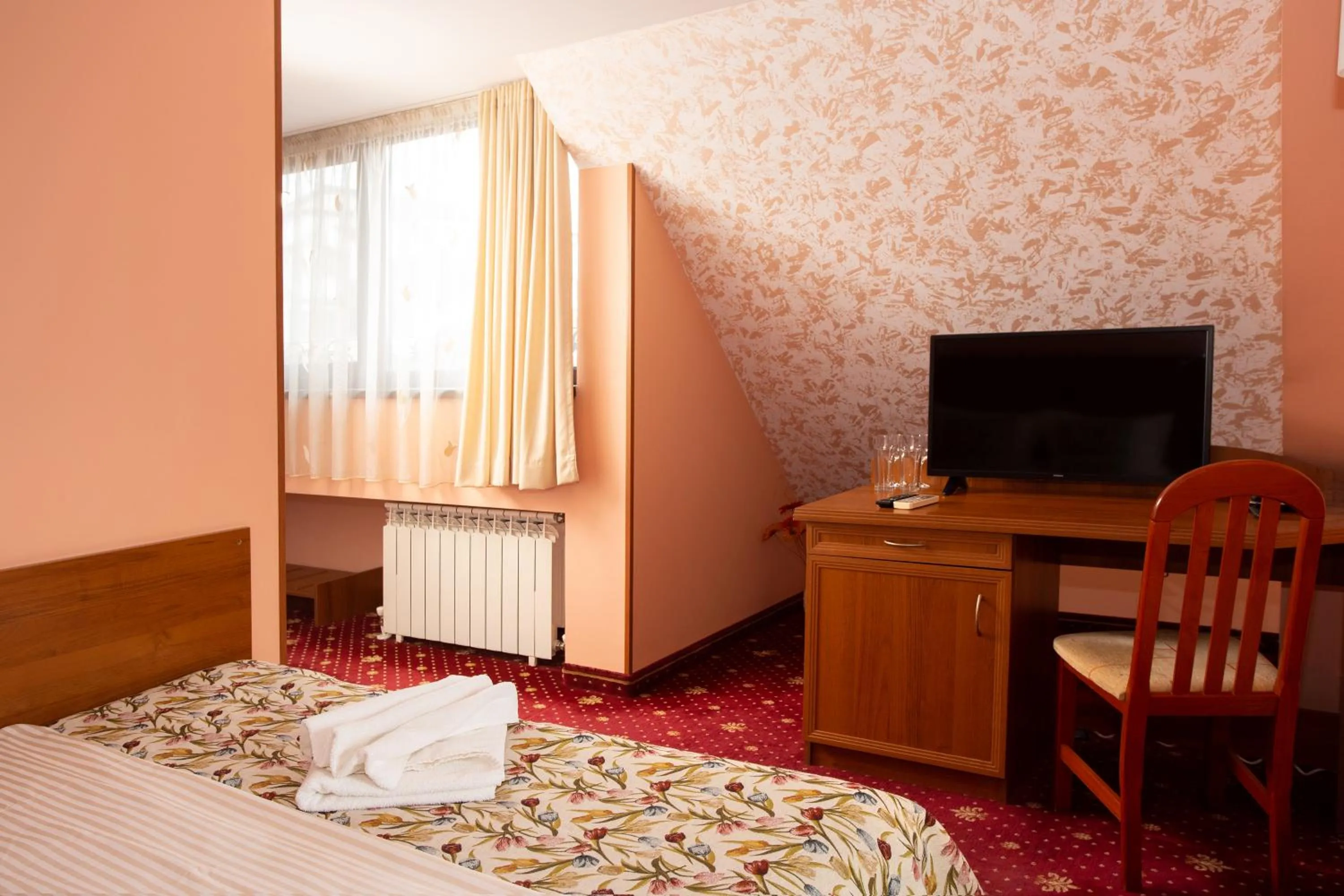 Photo of the whole room, Bed in Contessa Hotel