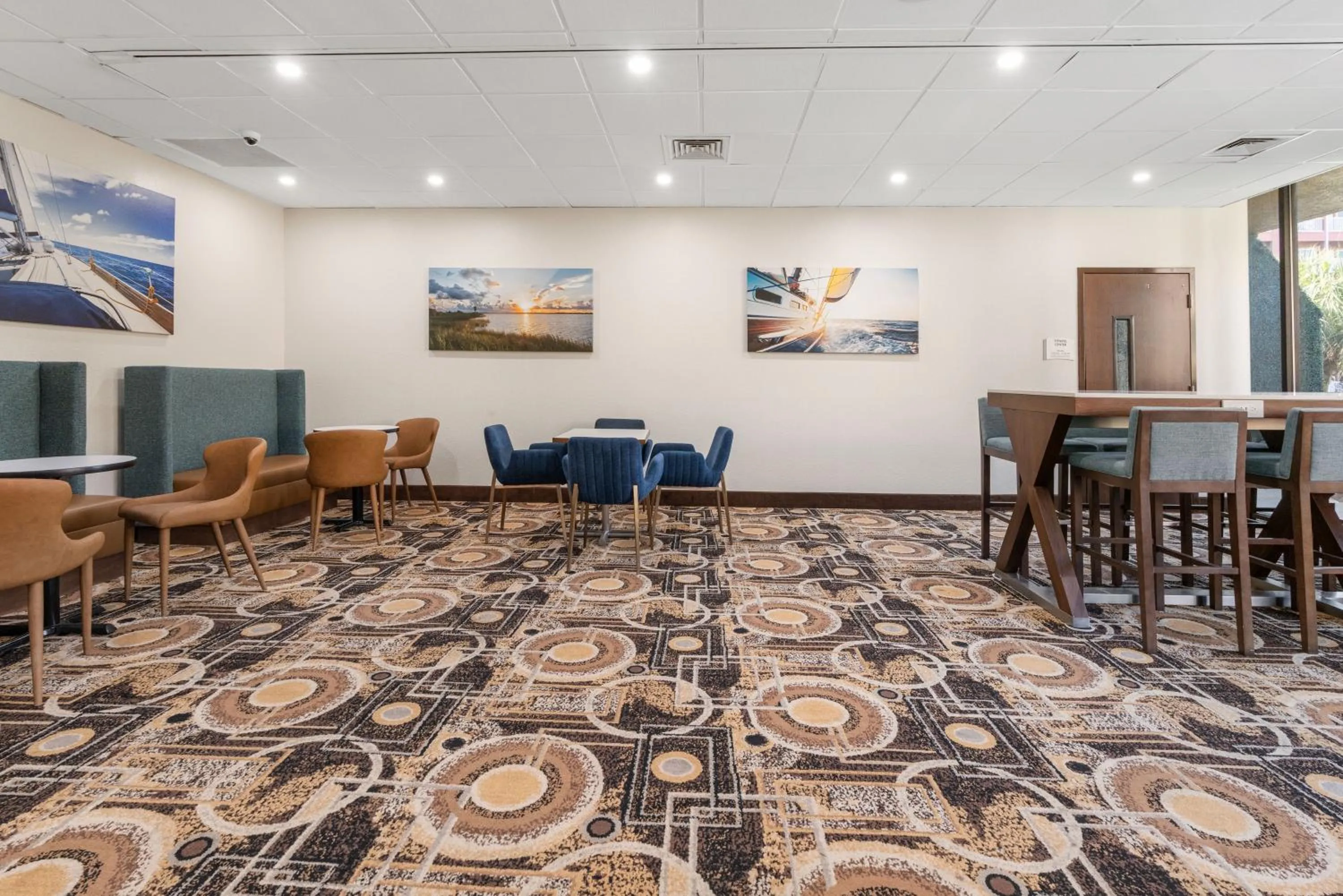 Communal lounge/ TV room in Clarion Pointe Galveston - Beachfront