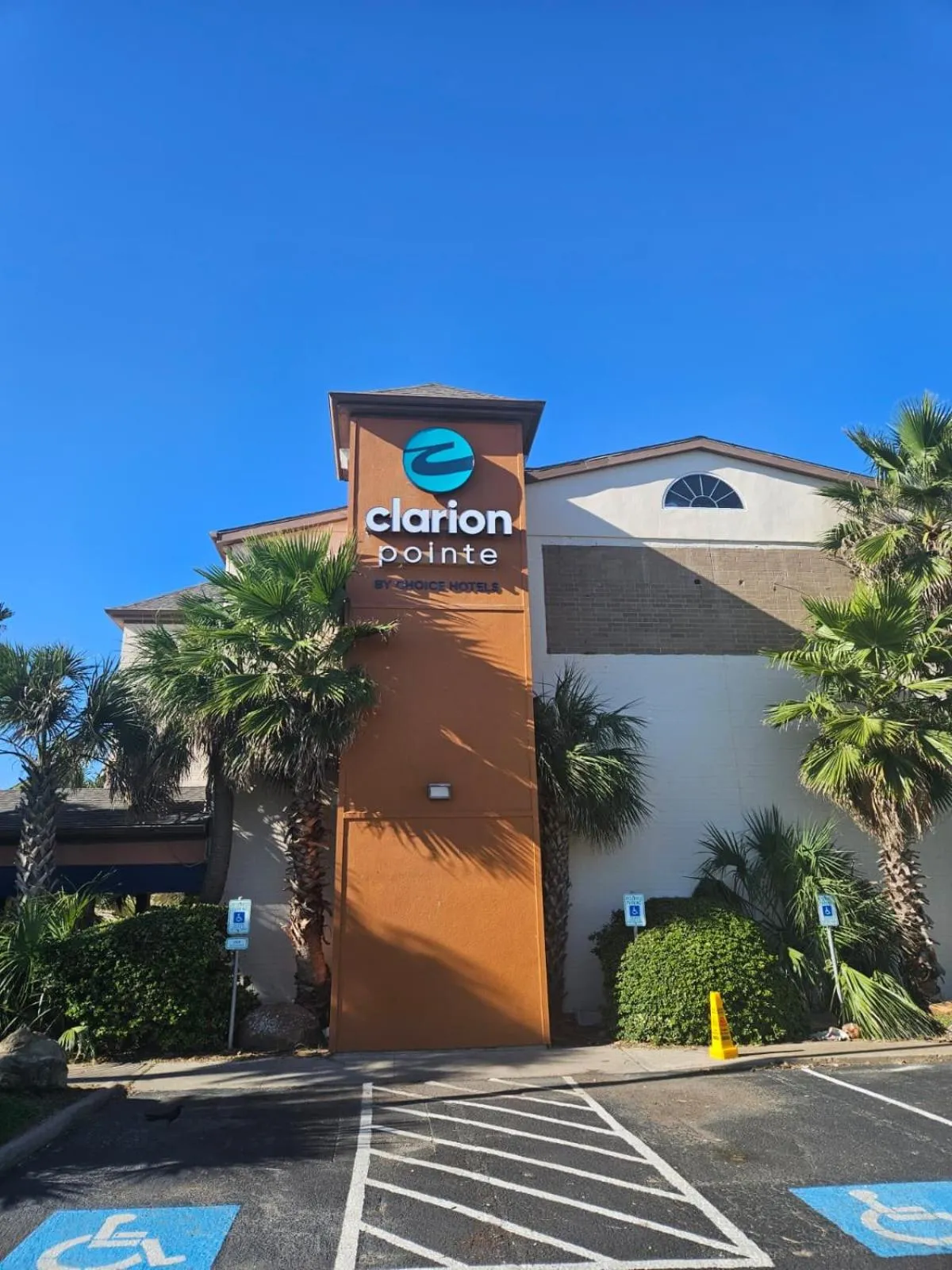 Facade/entrance in Clarion Pointe Galveston - Beachfront
