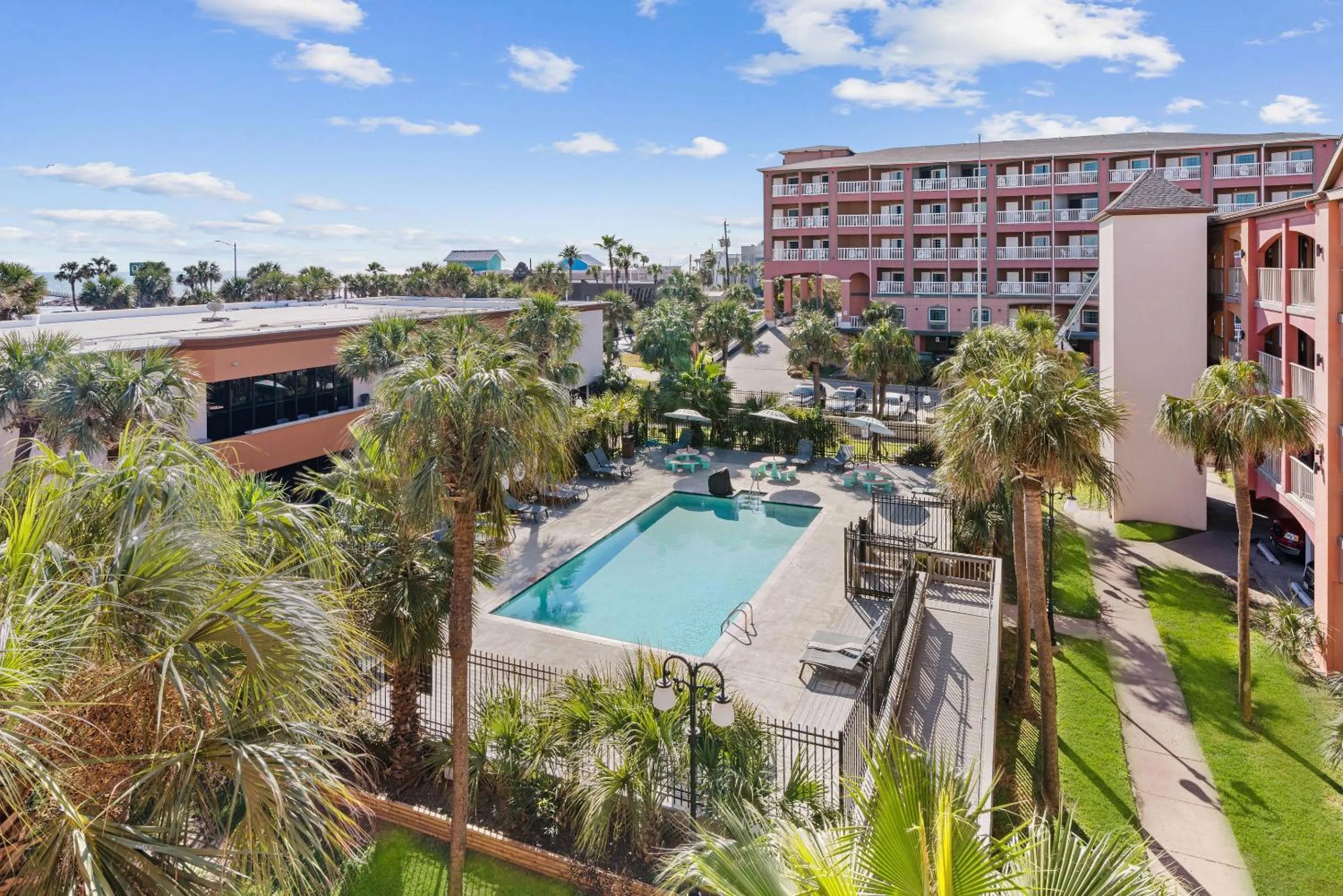 Swimming pool in Clarion Pointe Galveston - Beachfront