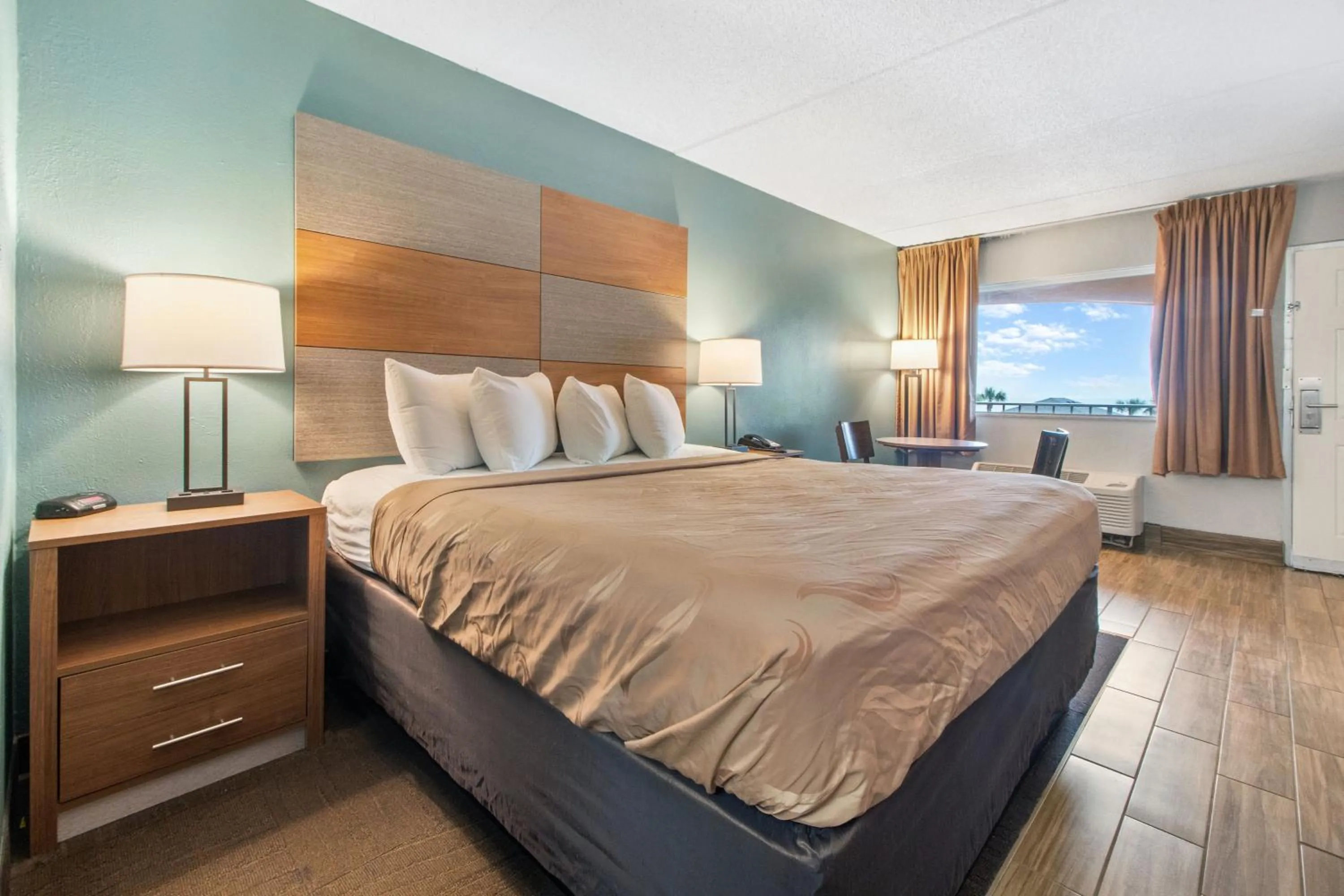 Bedroom, Bed in Beachfront Palms Hotel Galveston