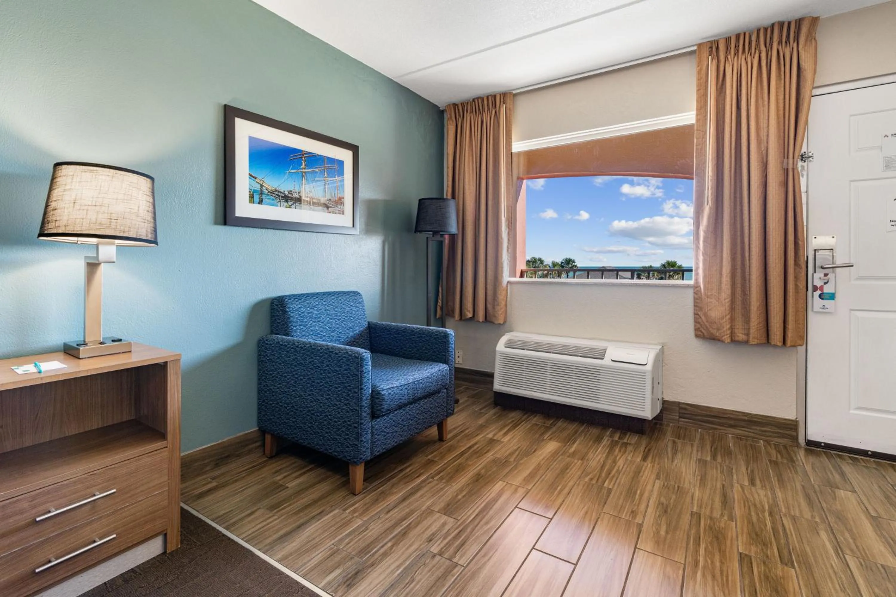 Seating area in Clarion Pointe Galveston - Beachfront