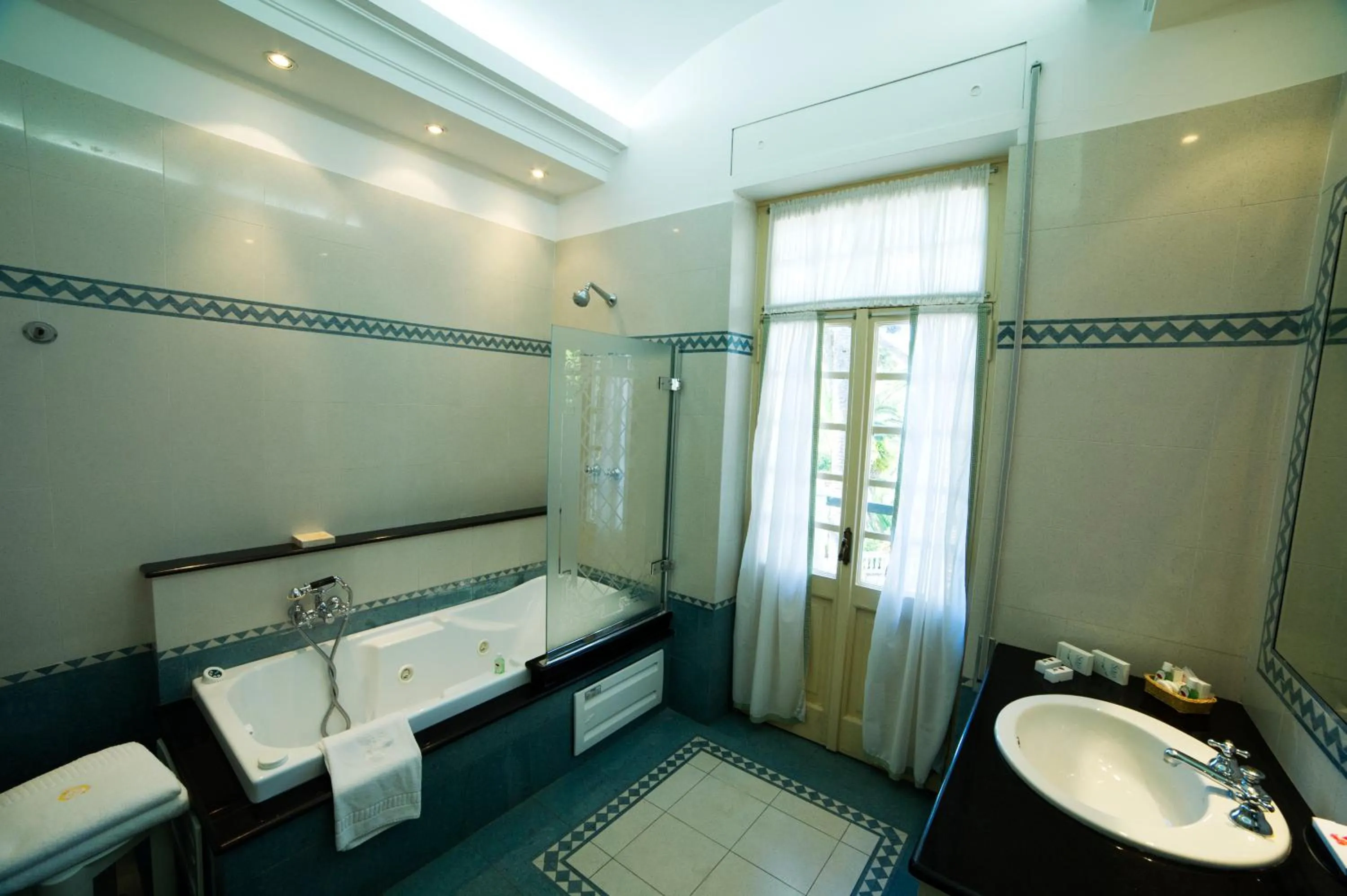 Shower in Grande Albergo Miramare