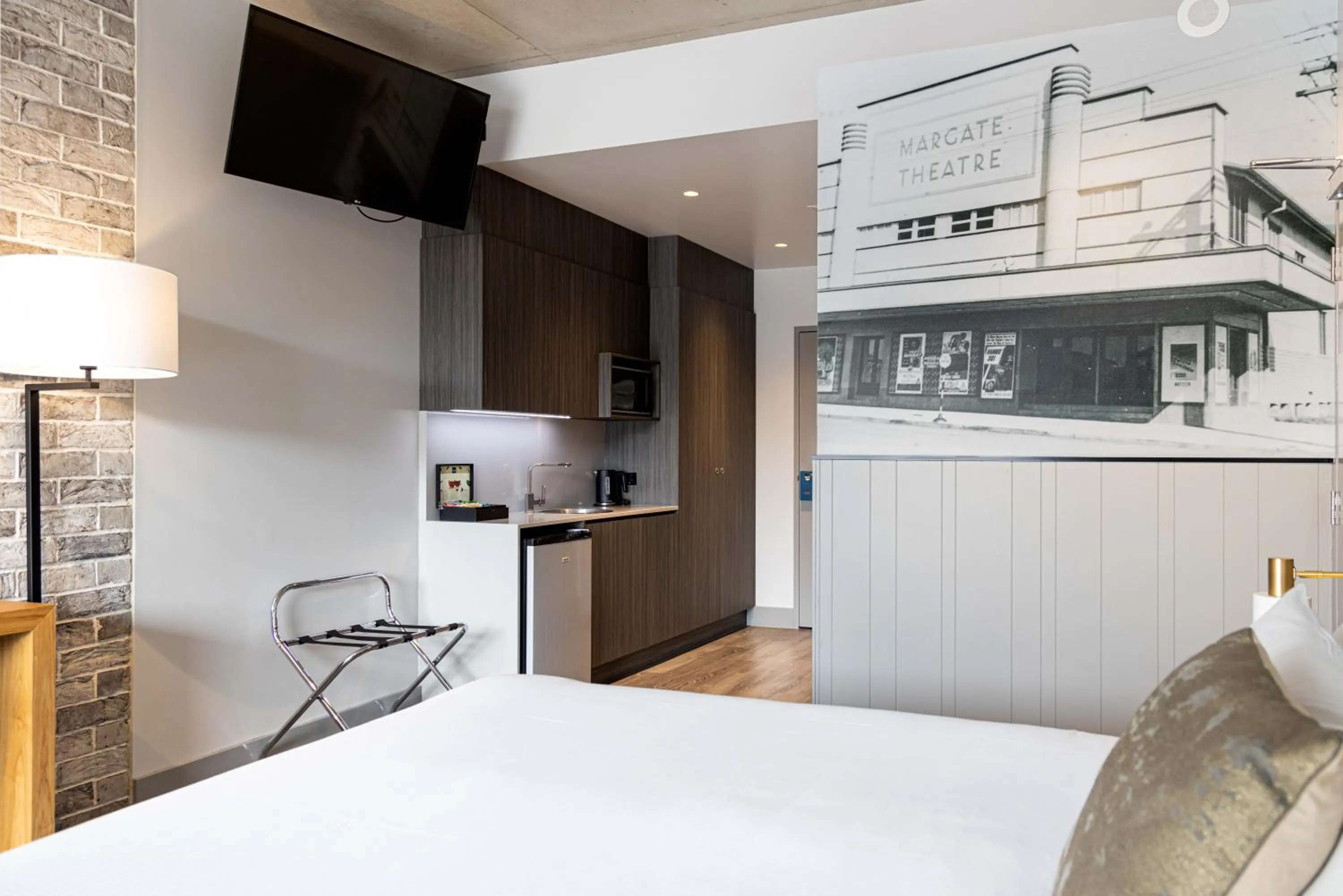 TV and multimedia, Bed in The Sebel Brisbane Margate Beach