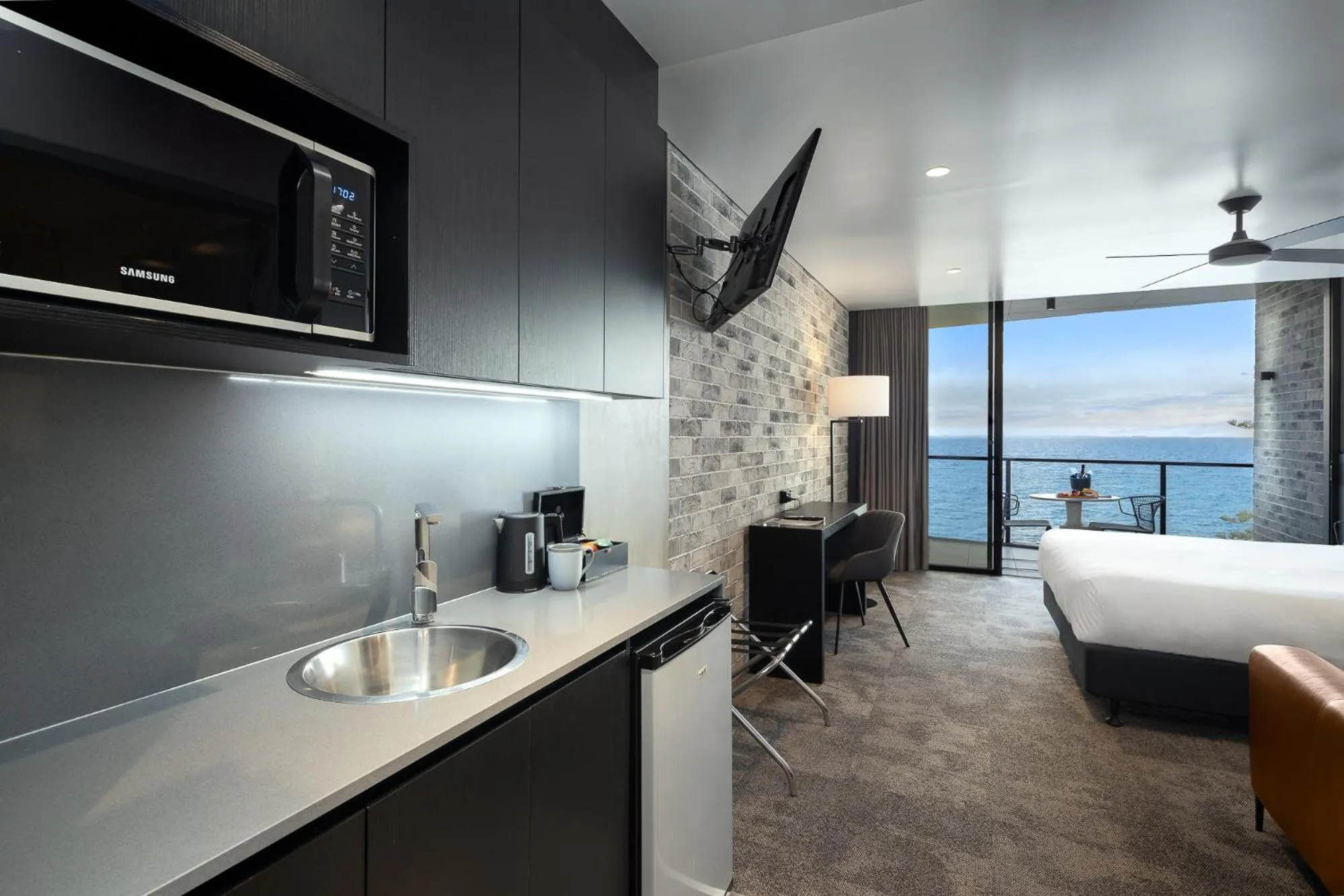 Kitchen or kitchenette, Bed in The Sebel Brisbane Margate Beach