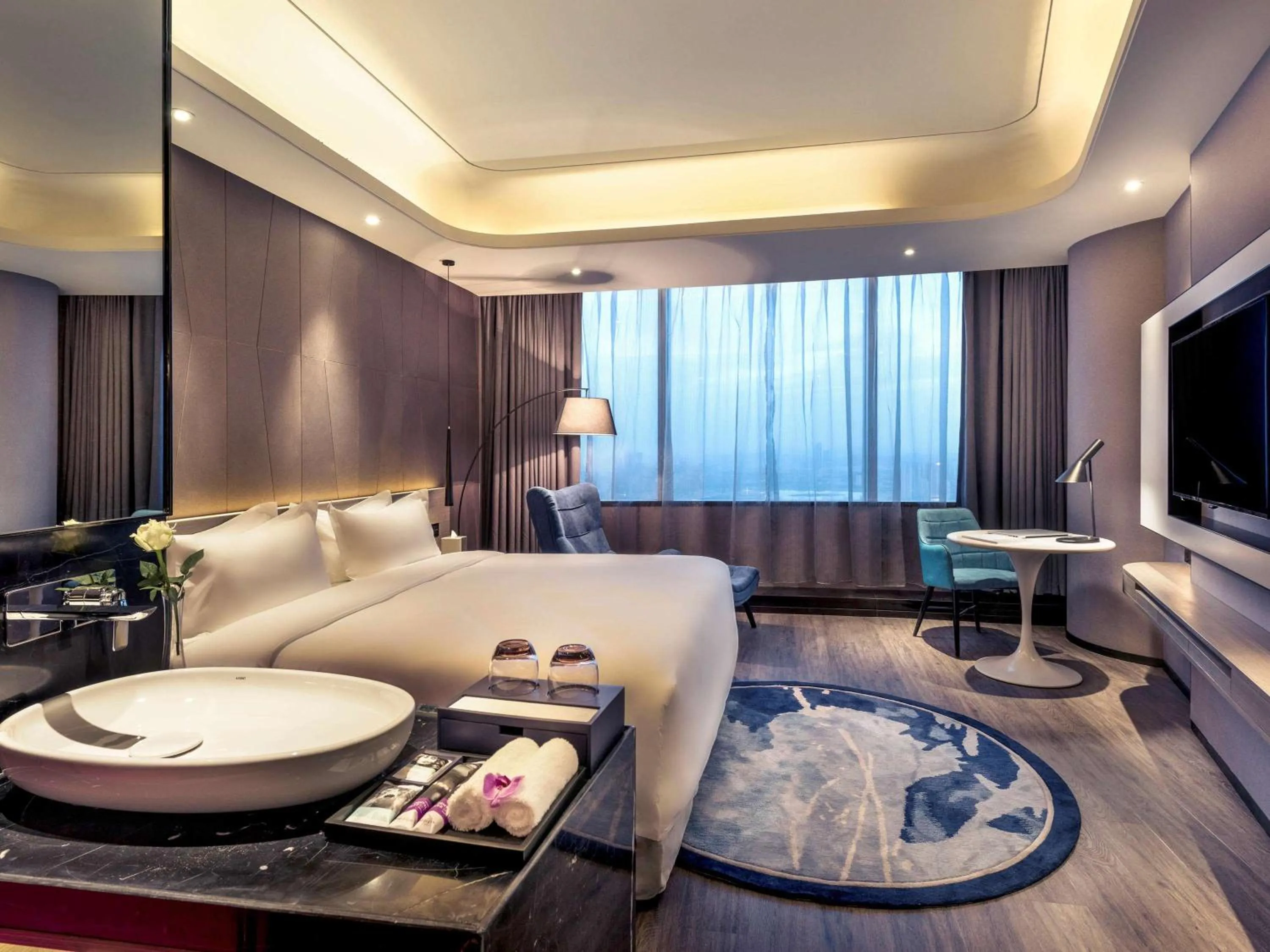 Deluxe King Room with River View in Mercure Hangzhou Qianjiang