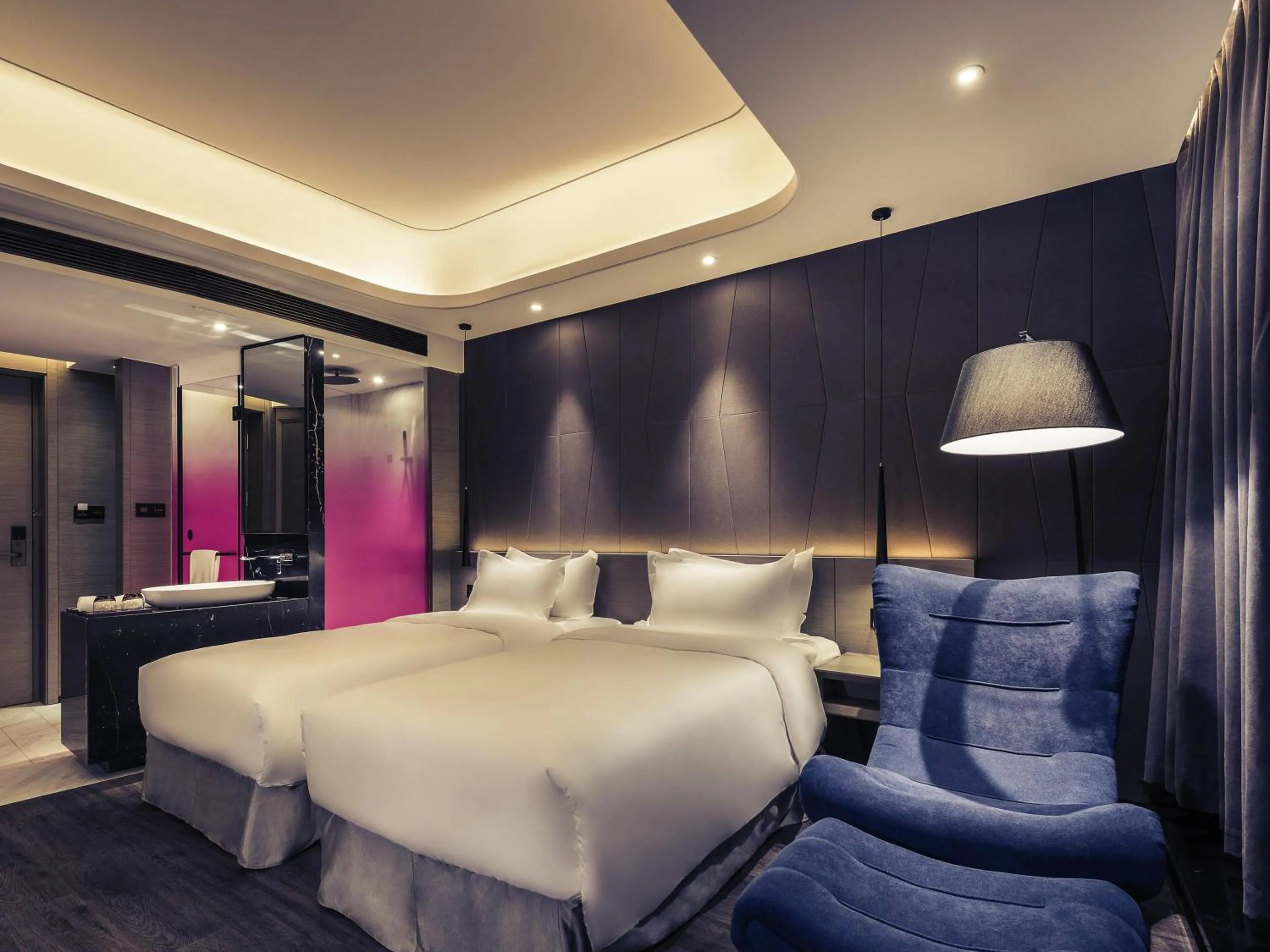 Bathroom, Bed in Mercure Hangzhou Qianjiang