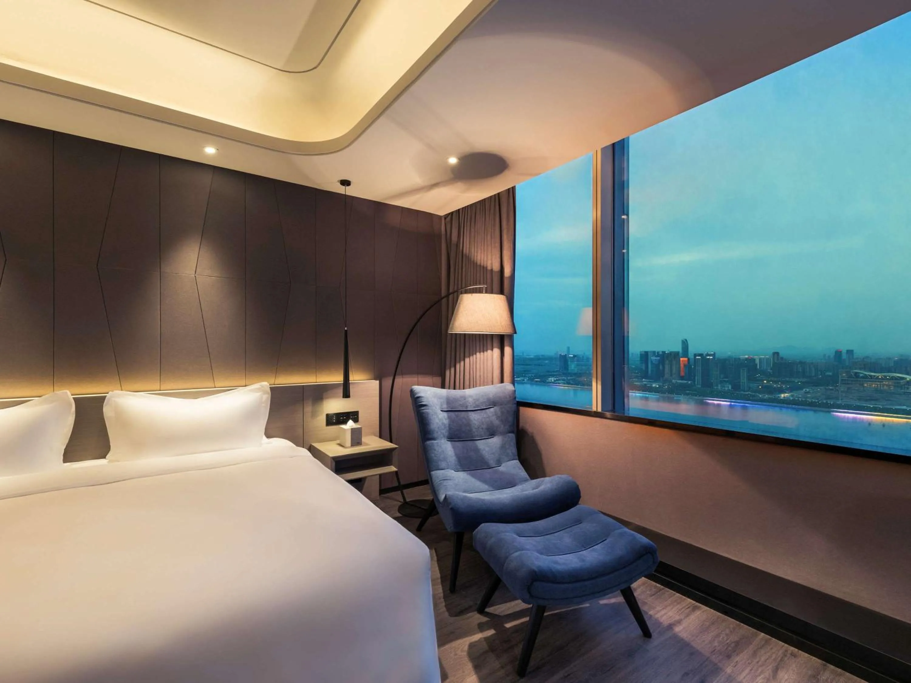 Deluxe Twin Room with City View in Mercure Hangzhou Qianjiang