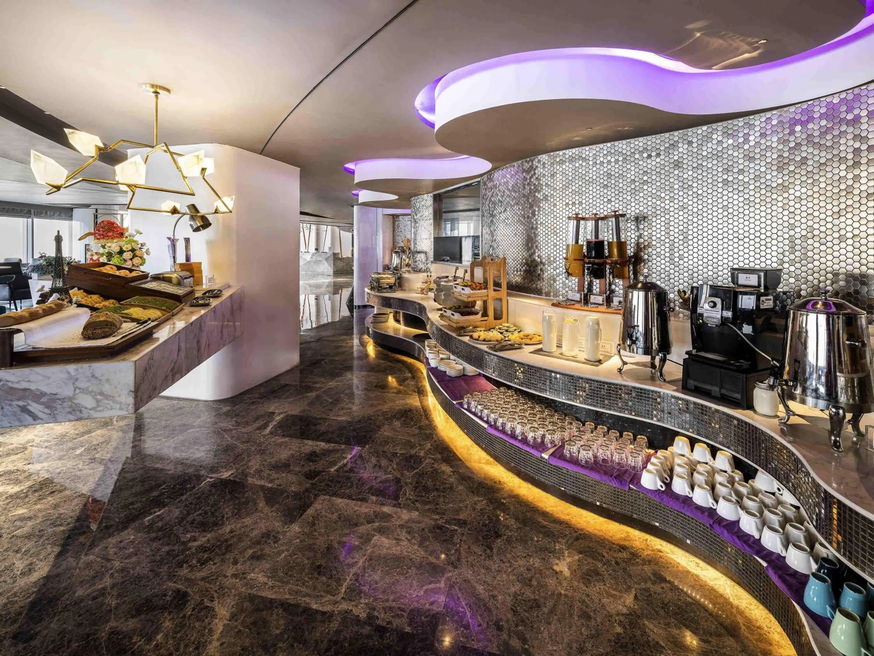 Restaurant/places to eat in Mercure Hangzhou Qianjiang