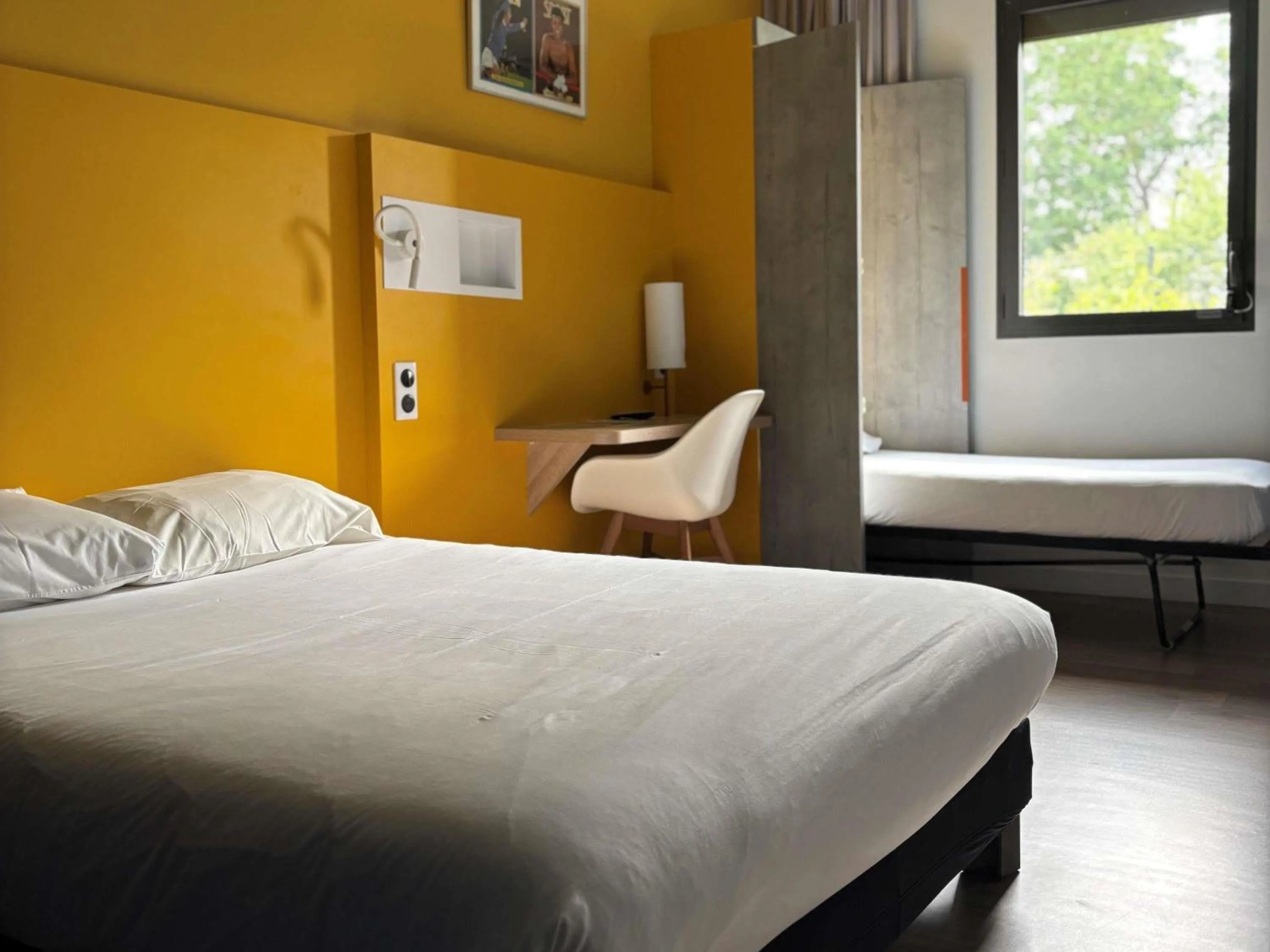 Bedroom, Bed in ibis budget Rennes Rte Lorient