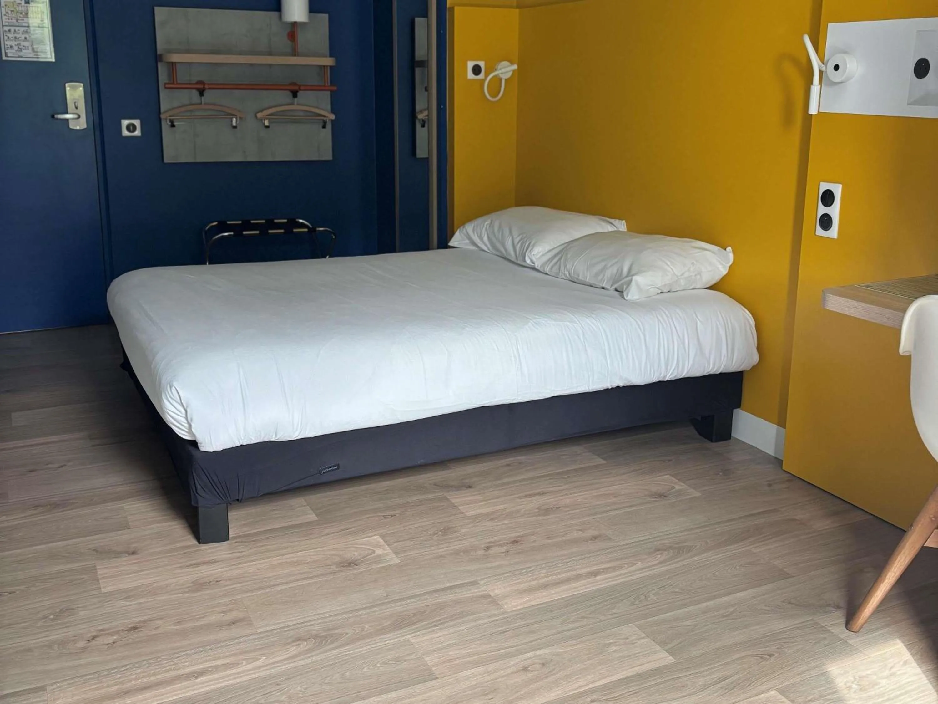Bedroom, Bed in ibis budget Rennes Rte Lorient