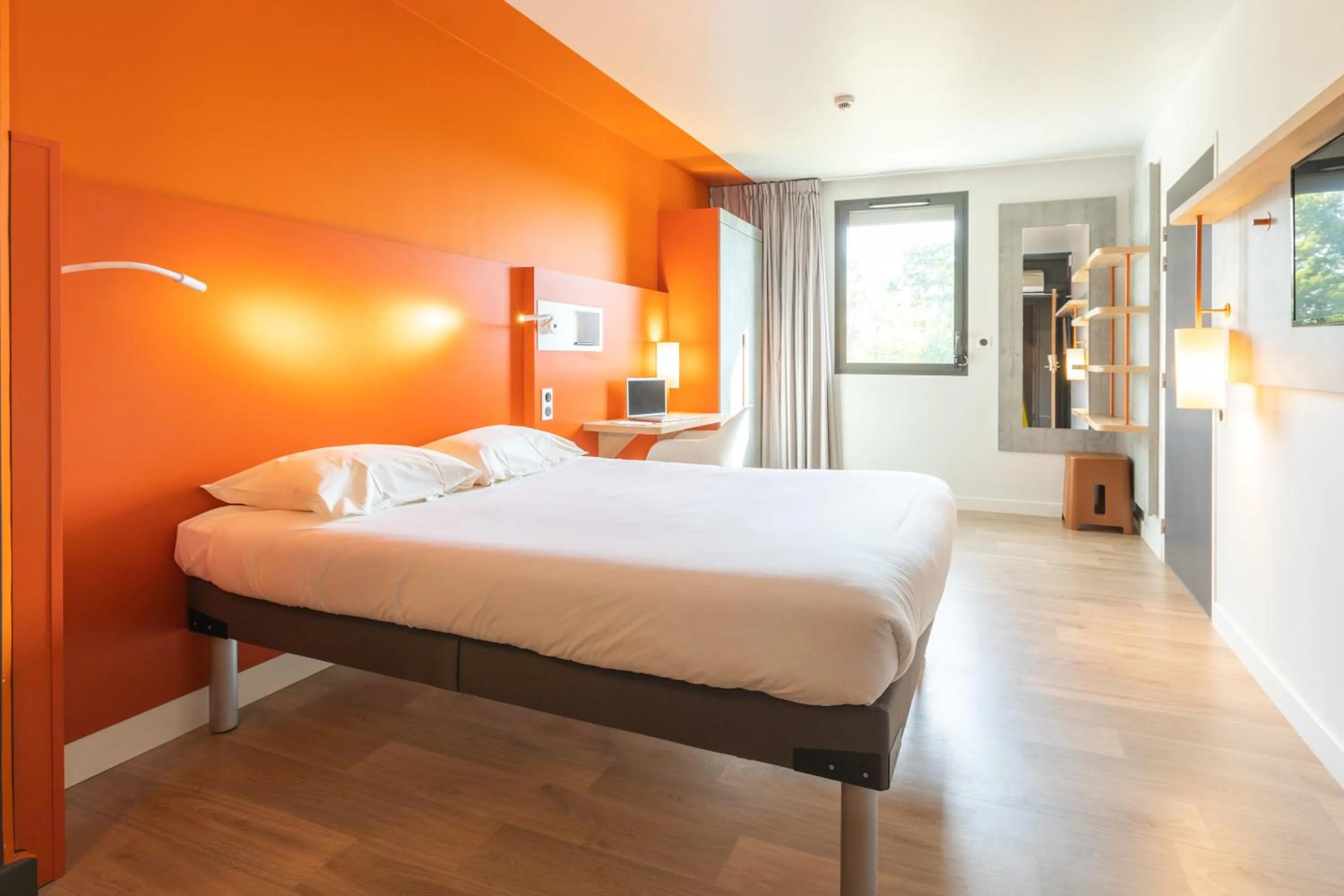 Bedroom, Bed in ibis budget Rennes Rte Lorient