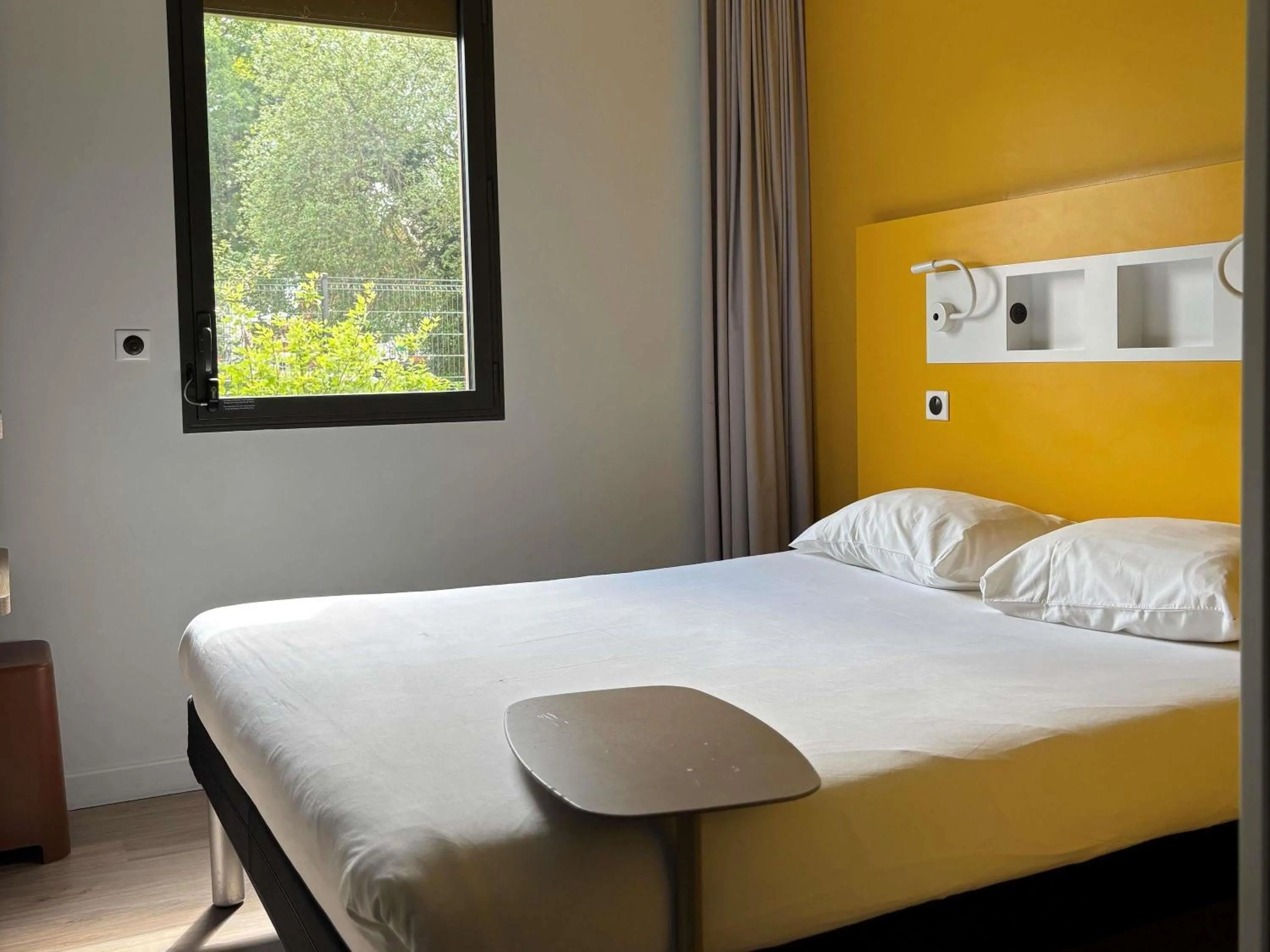 Bedroom, Bed in ibis budget Rennes Rte Lorient