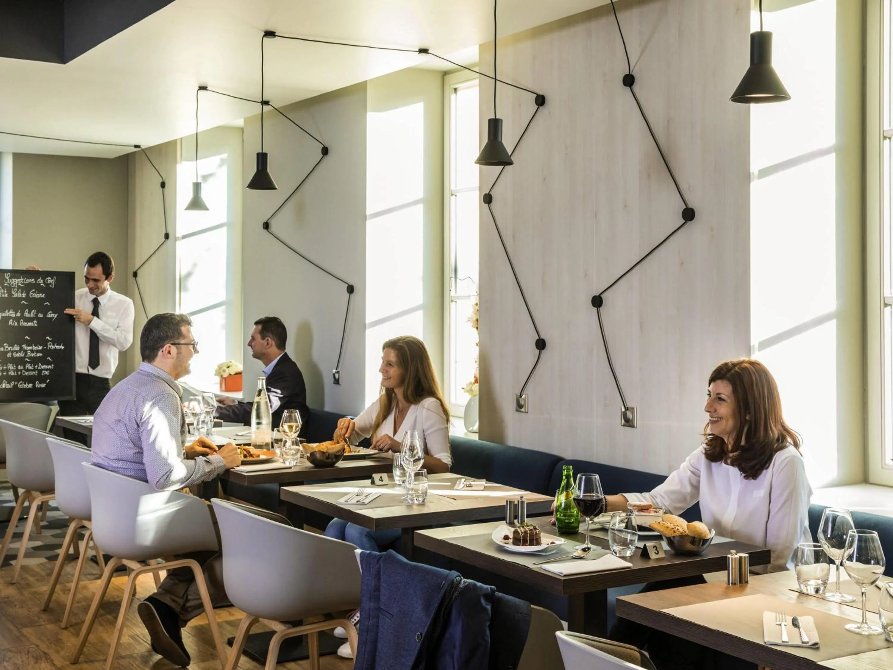 Restaurant/places to eat in Mercure Beauvais Centre Cathédrale