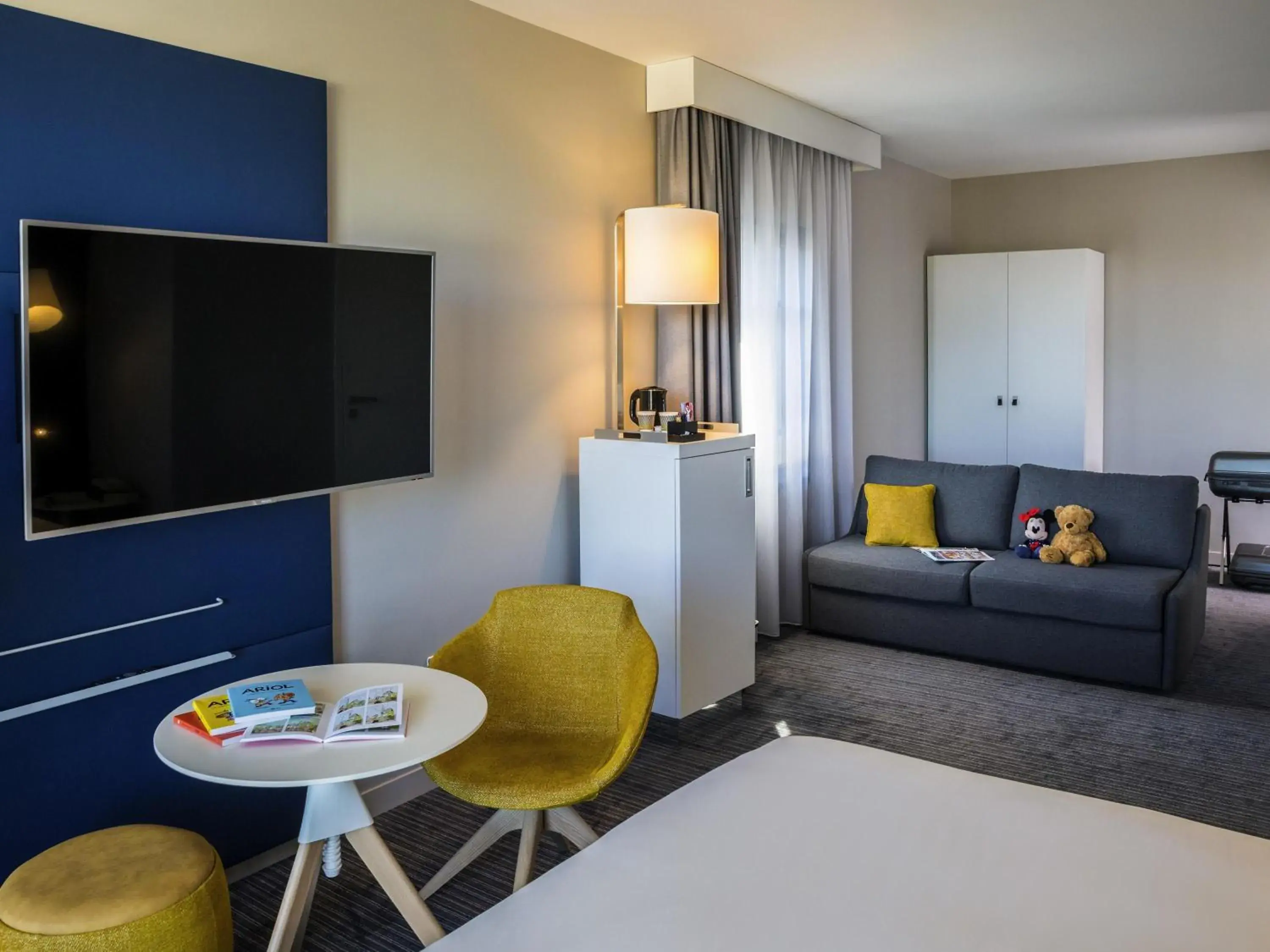 Classic Family Room with One Double Bed 160 x 200 and Sofa Bed for 2 Children in Mercure Beauvais Centre Cathédrale Classic Family Room with One Double Bed 160 x 200 and Sofa Bed for 2 Children in Mercure Beauvais Centre Cathédrale