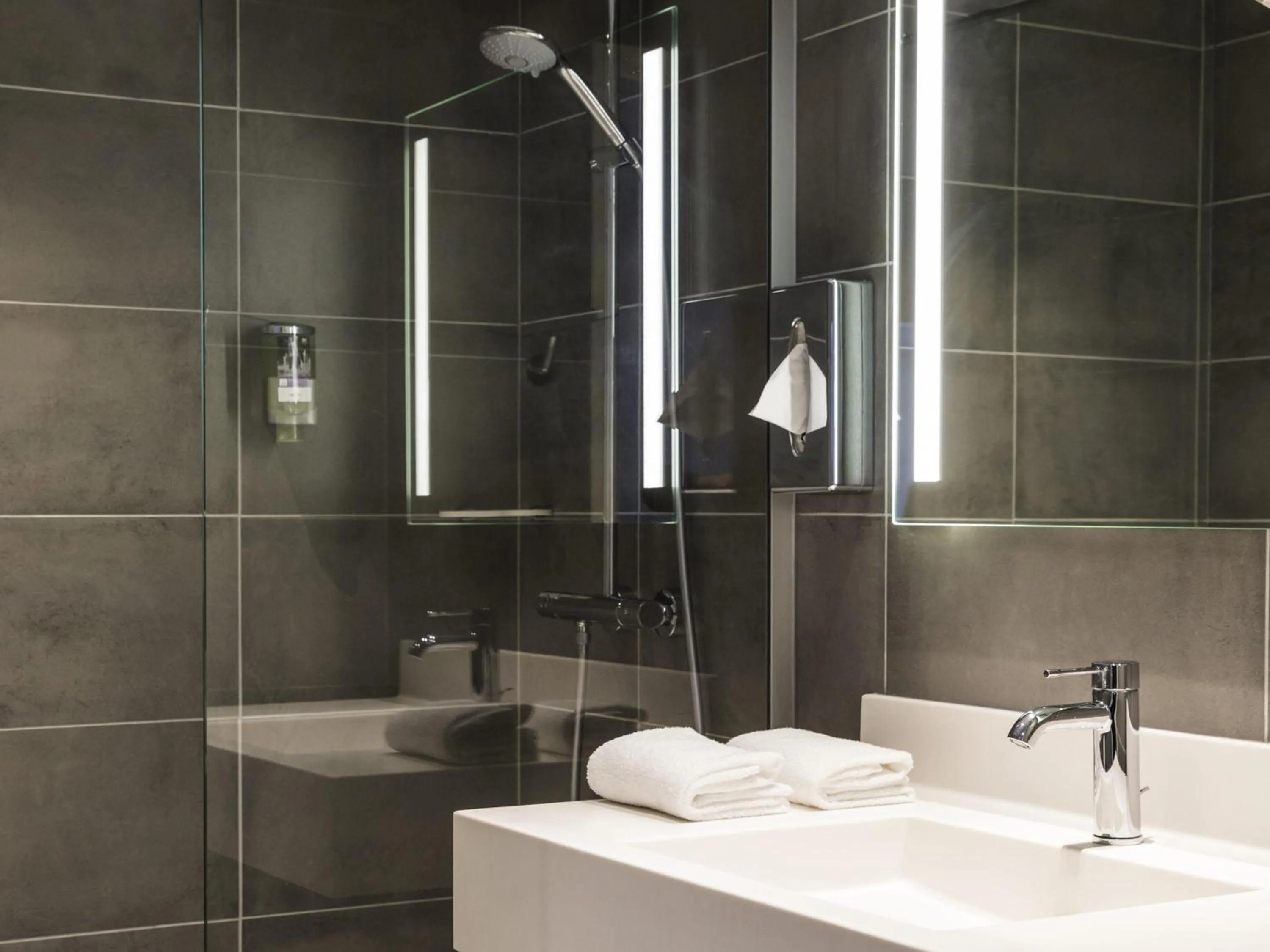 Bedroom in Mercure Beauvais Centre Cathédrale