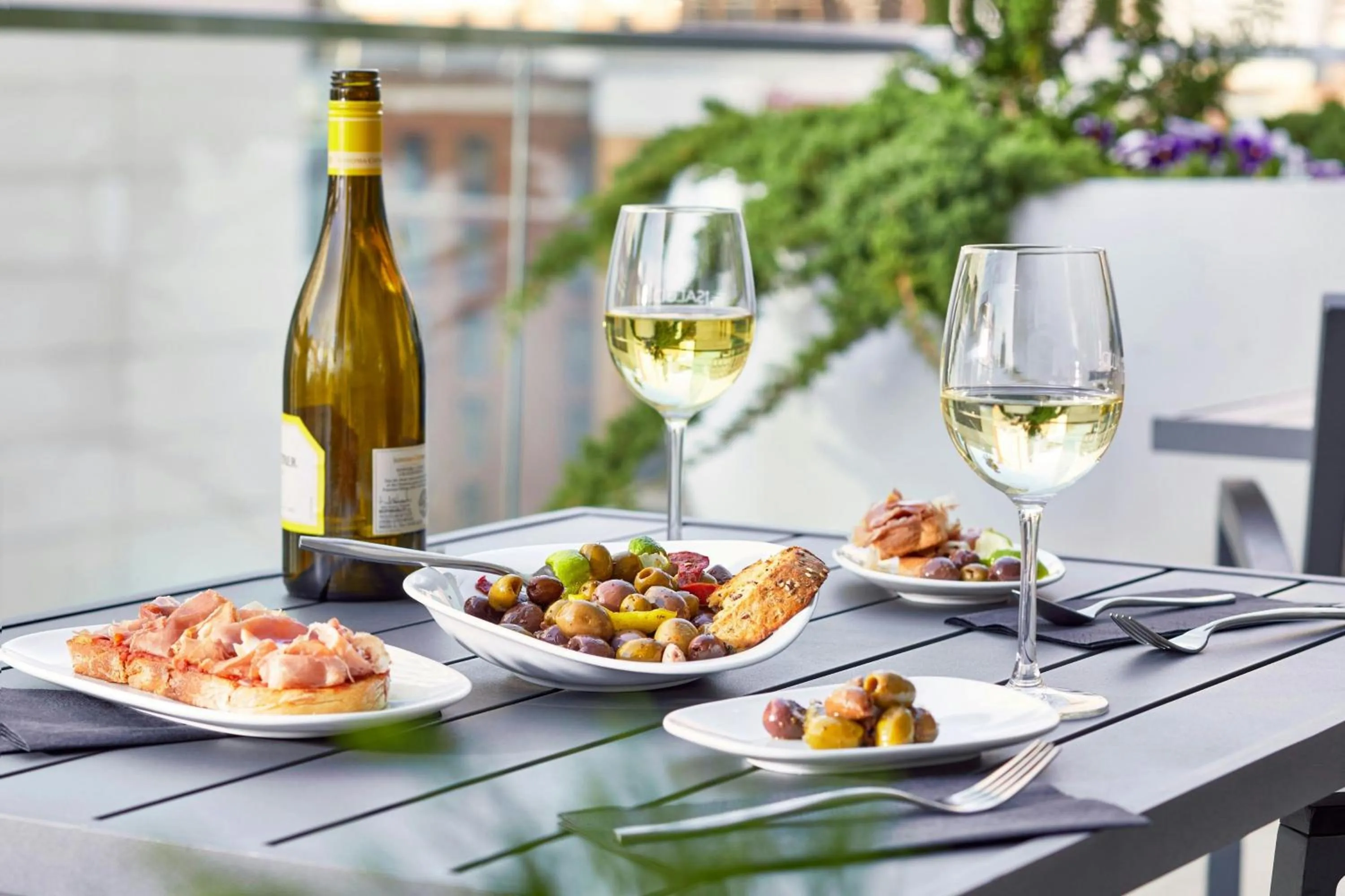 Restaurant/places to eat in AC Hotel Nashville Downtown