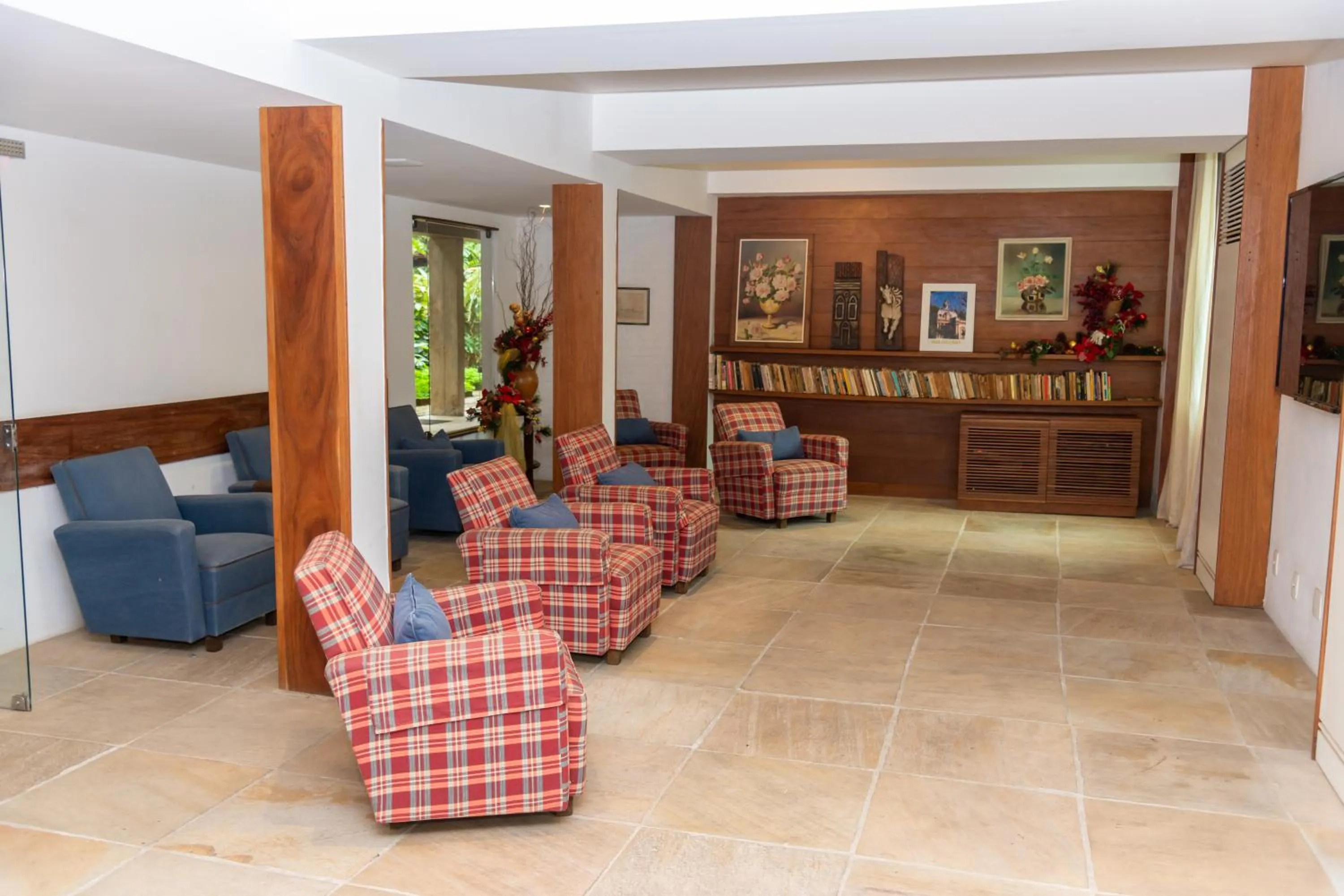 Communal lounge/ TV room in VOA Hotel União