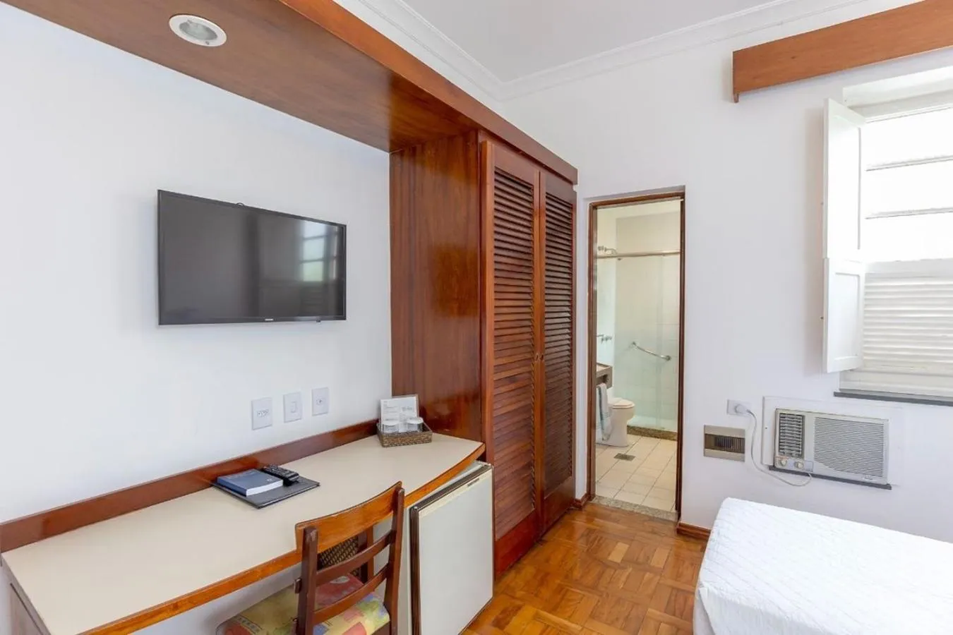 Communal lounge/ TV room, Bed in VOA Hotel União