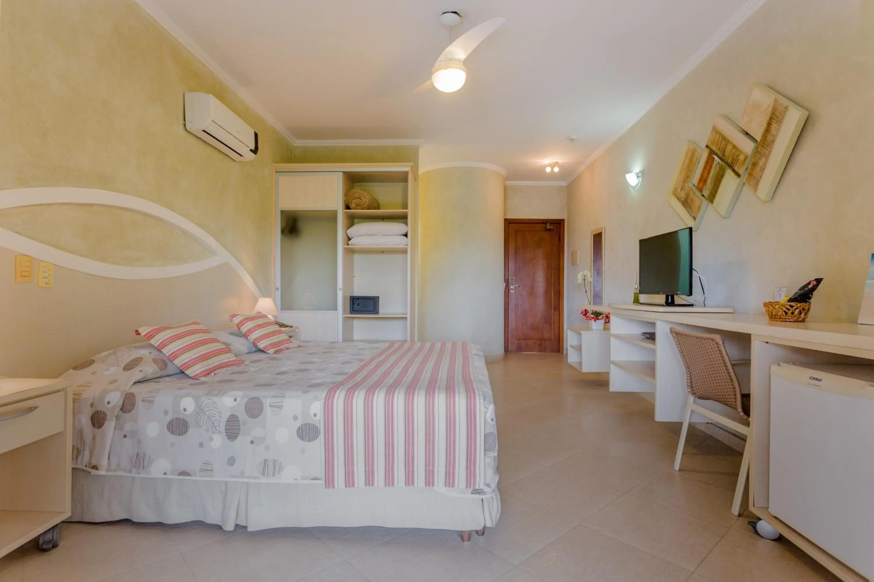 Bedroom, Bed in Beach Hotel Cambury