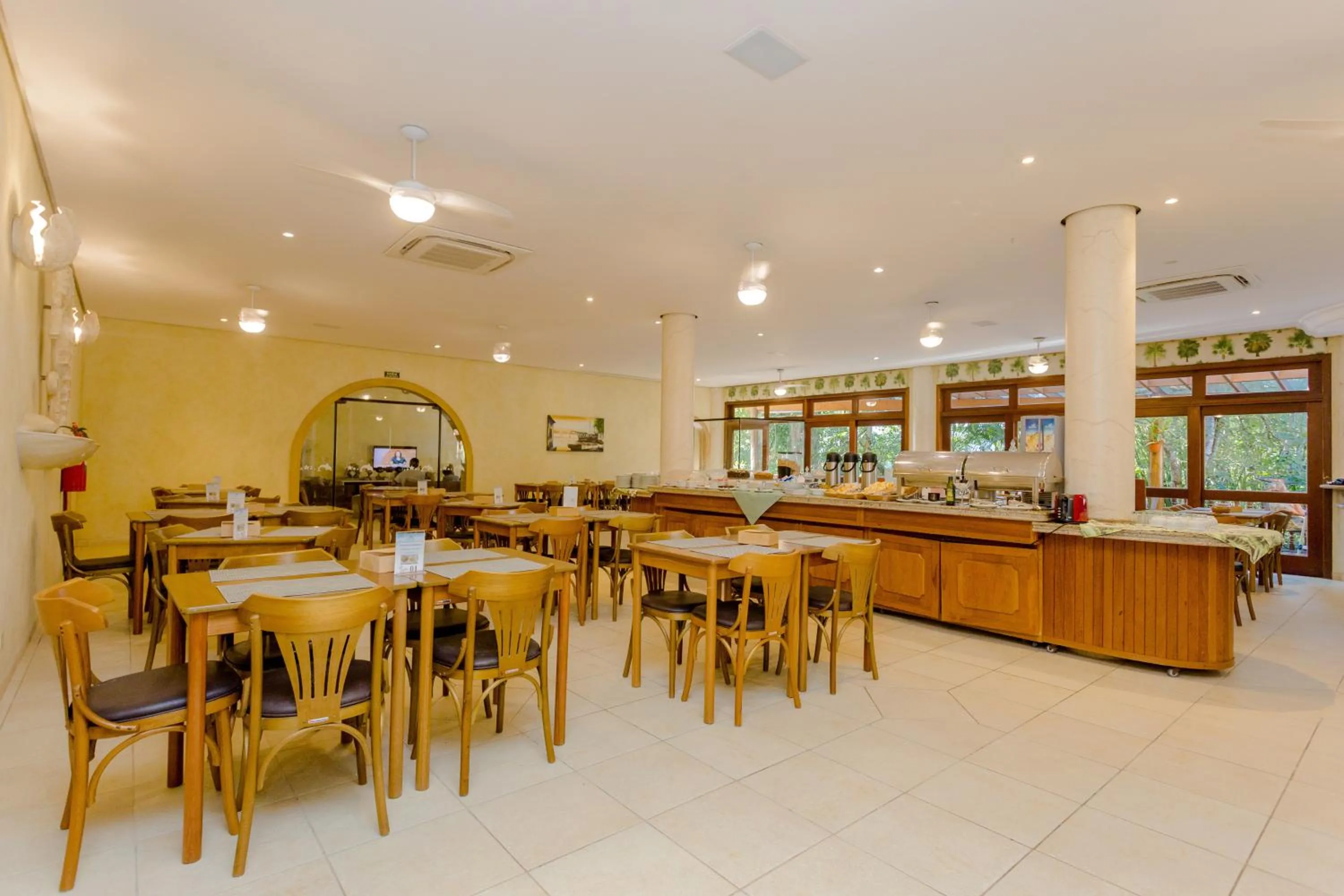 Restaurant/places to eat in Beach Hotel Cambury