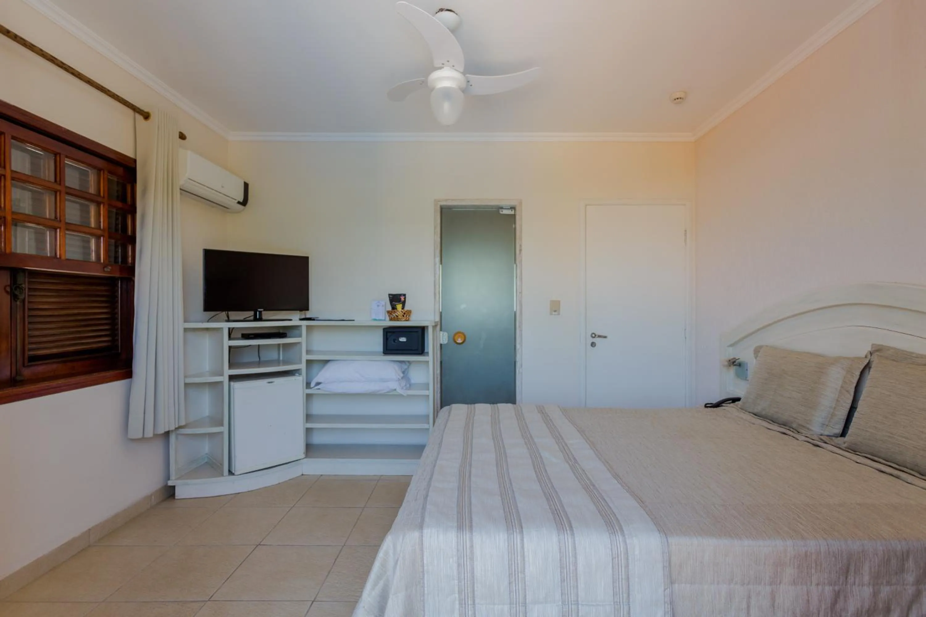 Bedroom, Bed in Beach Hotel Cambury