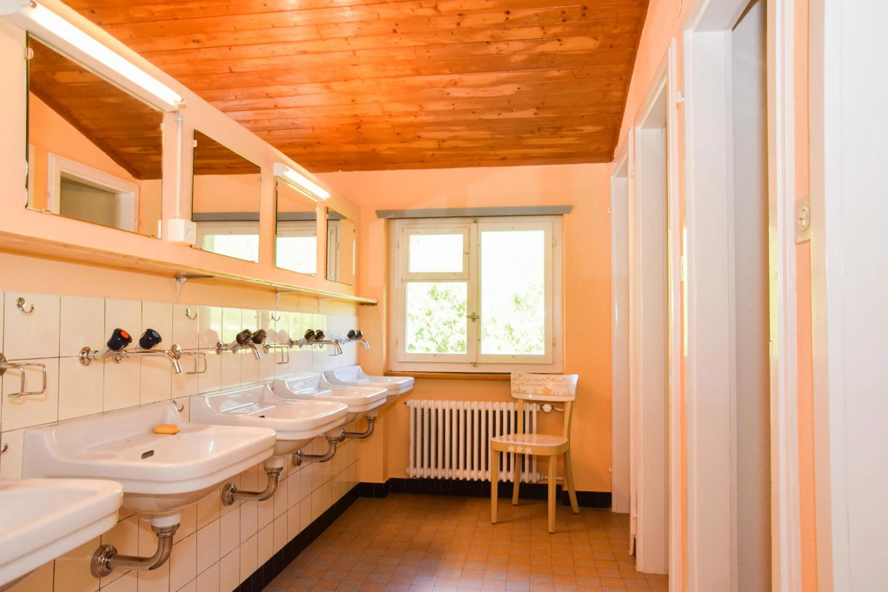 Shower in Chesa Selfranga