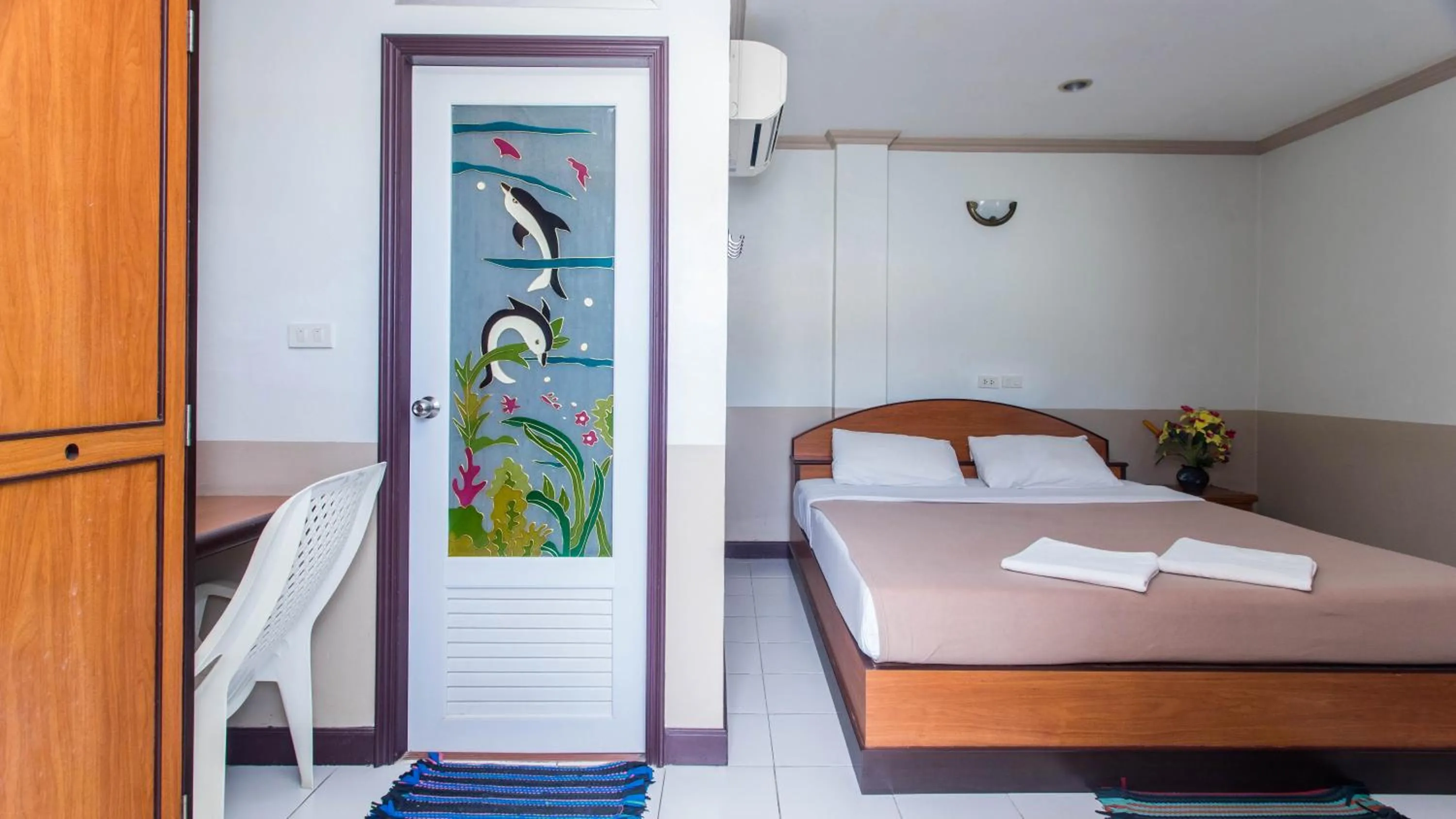 Photo of the whole room, Bed in D.J. House