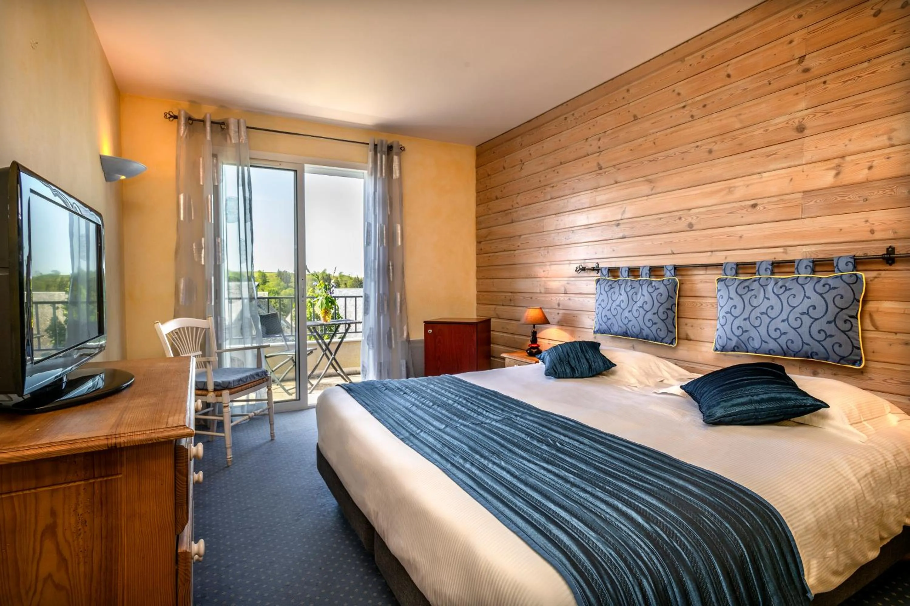 Photo of the whole room, Bed in Logis Hôtel Restaurant Gilles Moreau Laguiole