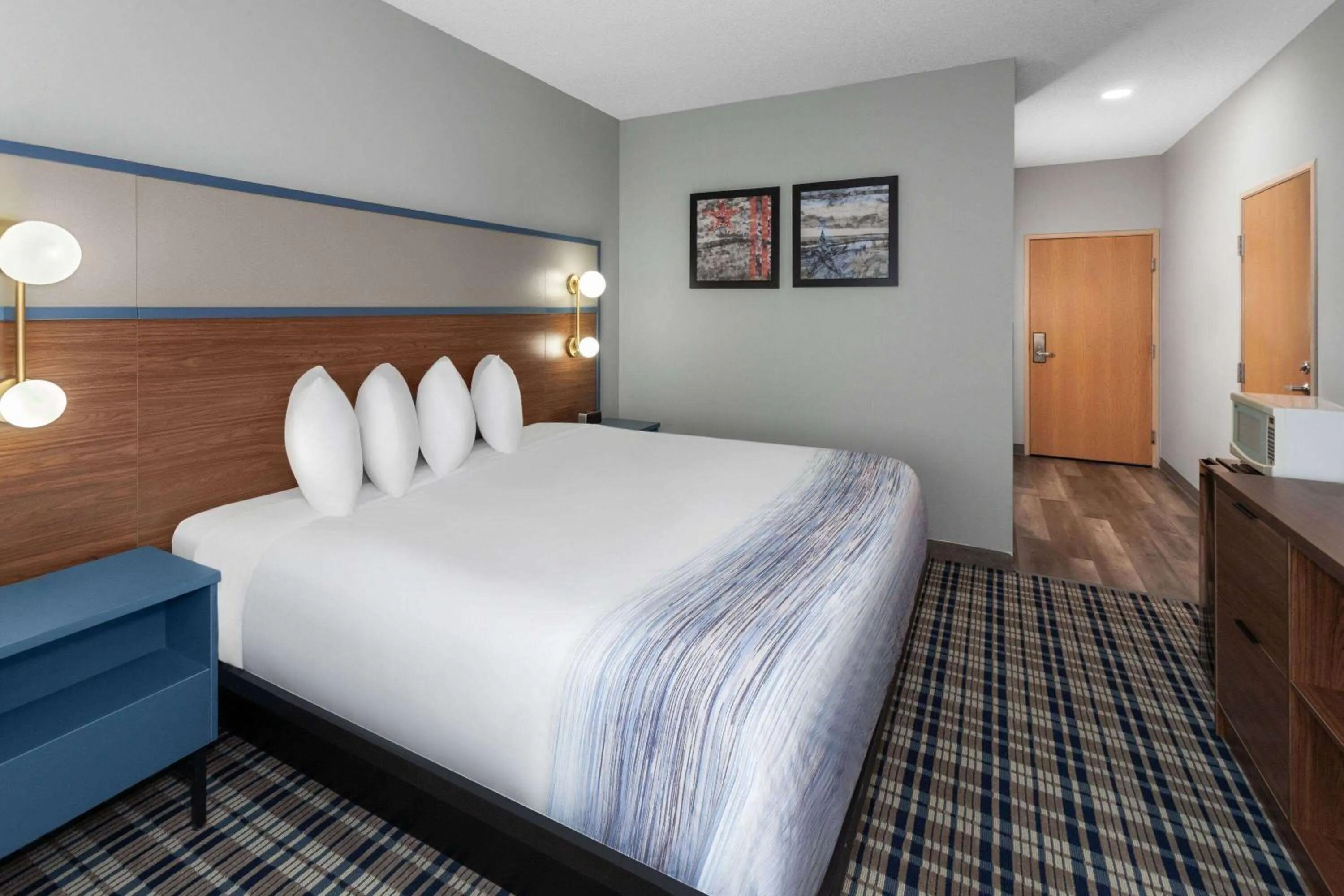 Photo of the whole room, Bed in AmericInn by Wyndham Eagle River Downtown