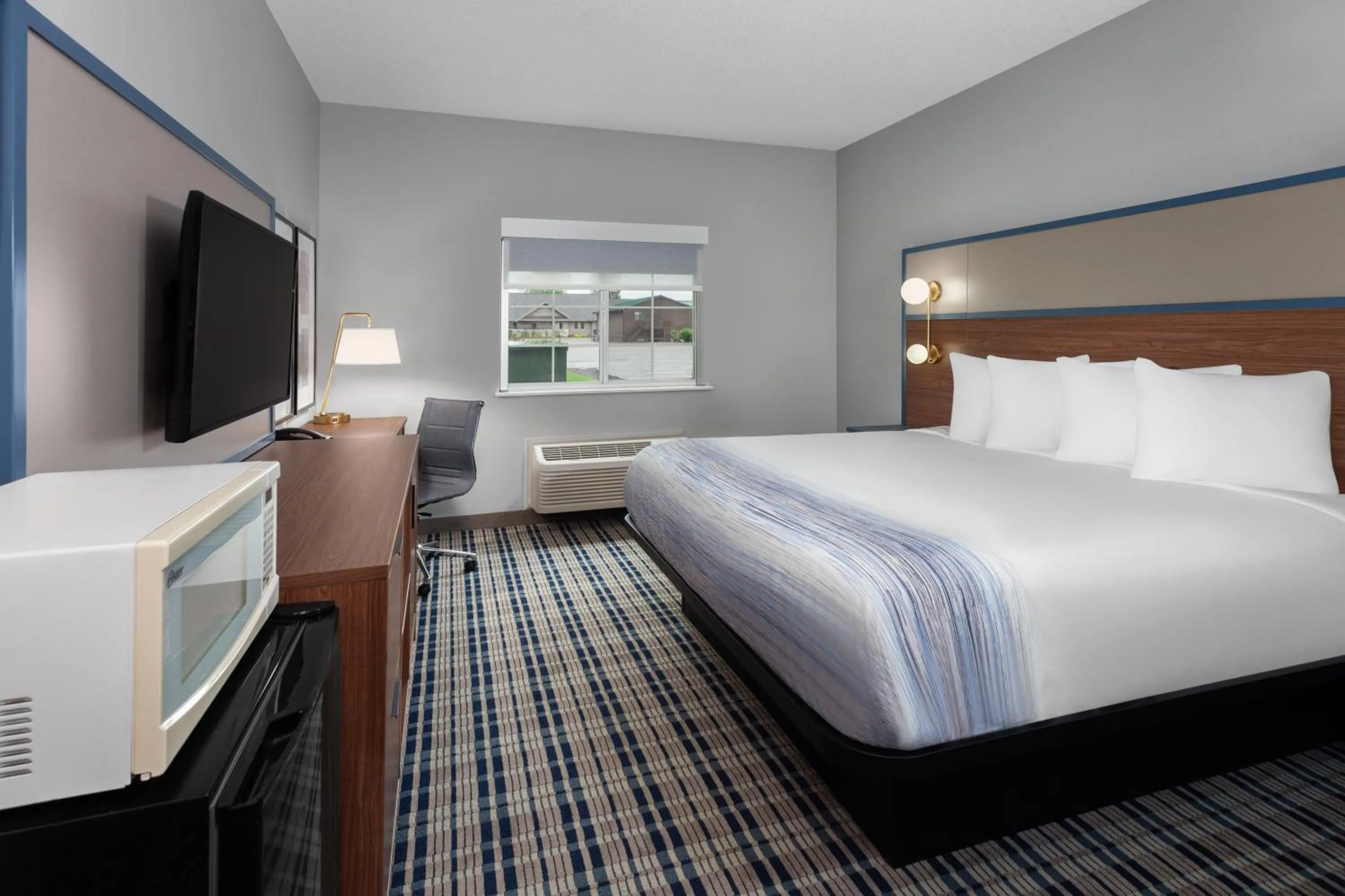 Bedroom, Bed in AmericInn by Wyndham Eagle River Downtown