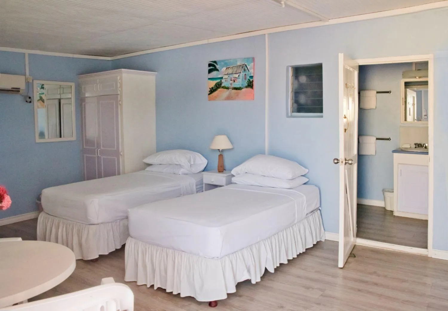 Bedroom, Bed in Dover Beach Hotel