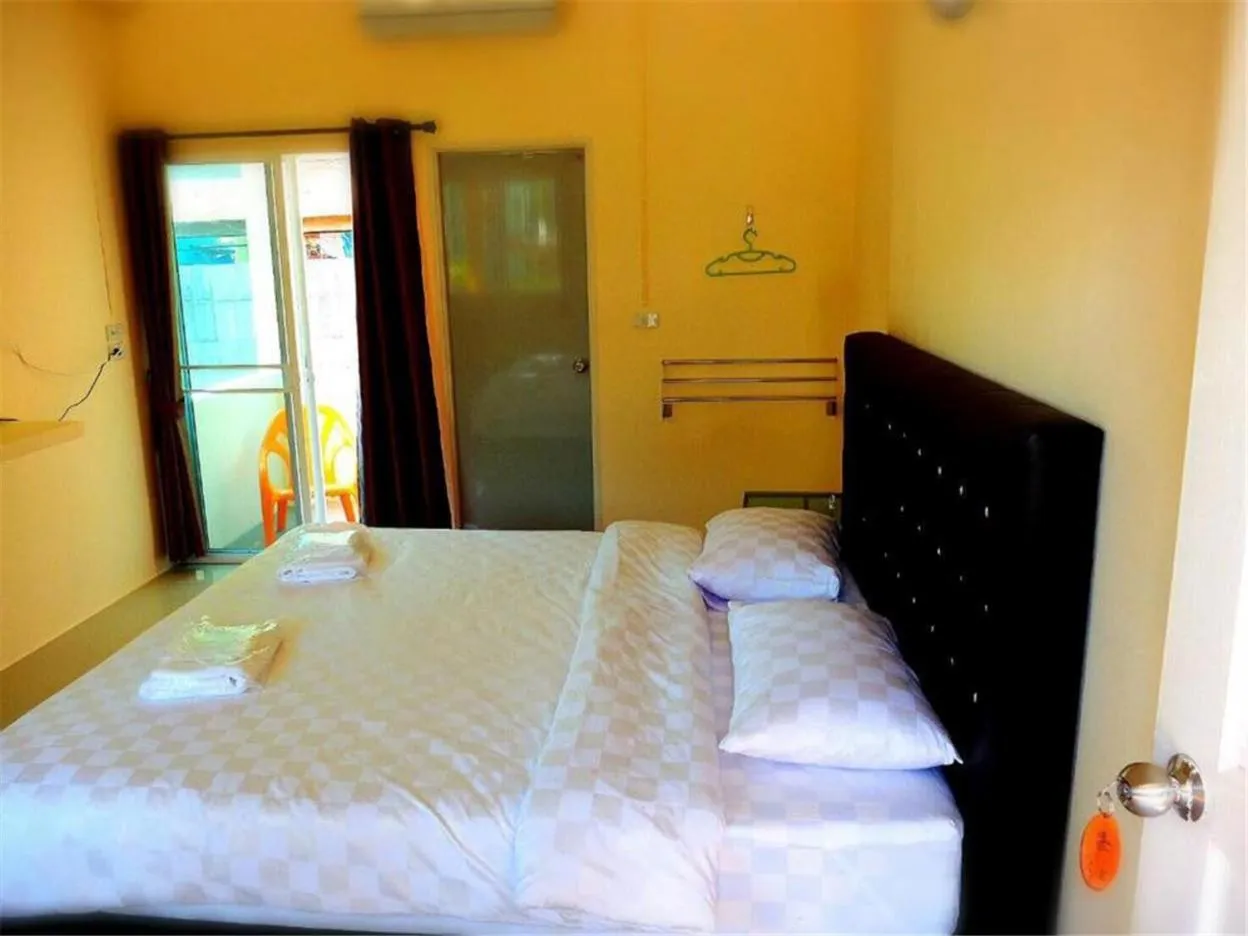 Bed in Baan Bon Resort Bang Tabun