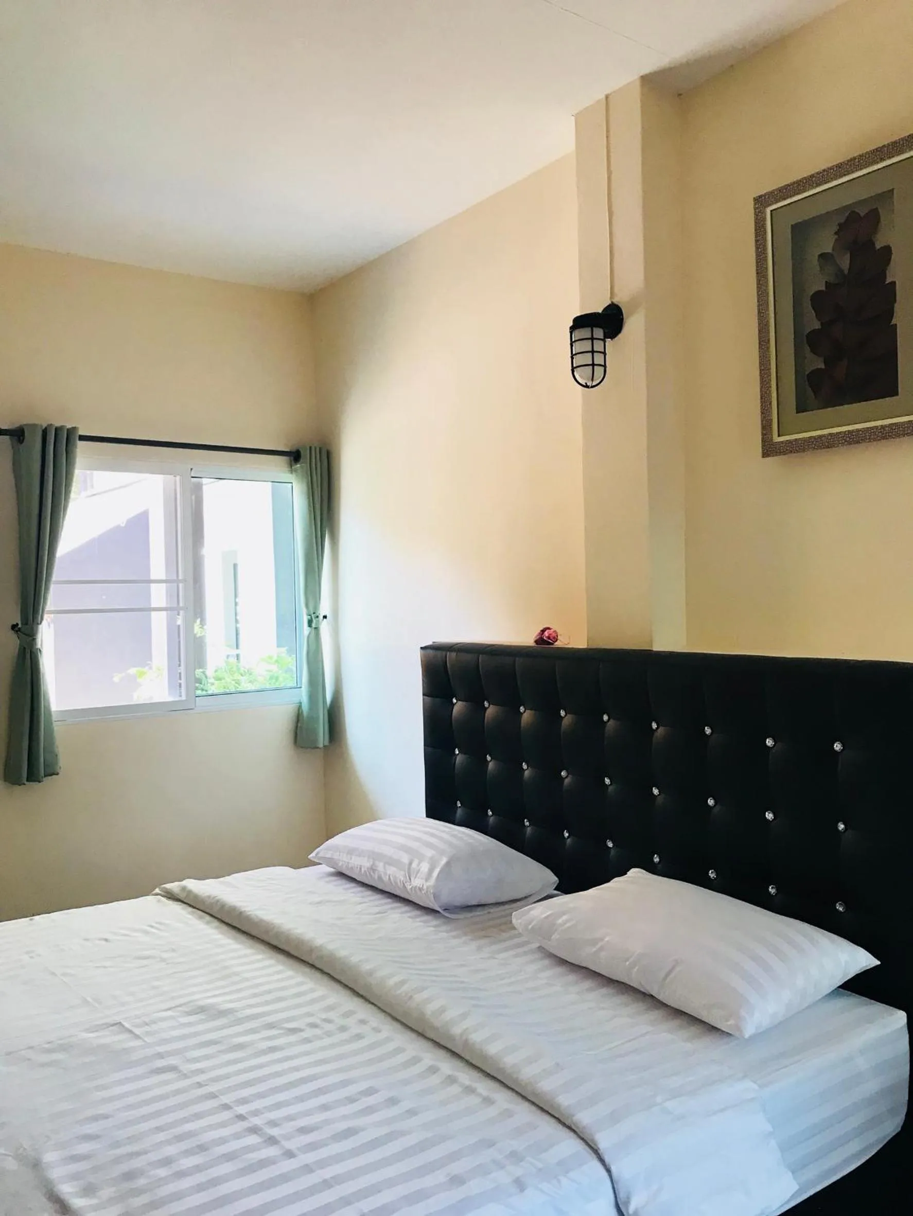 Bed in Baan Bon Resort Bang Tabun