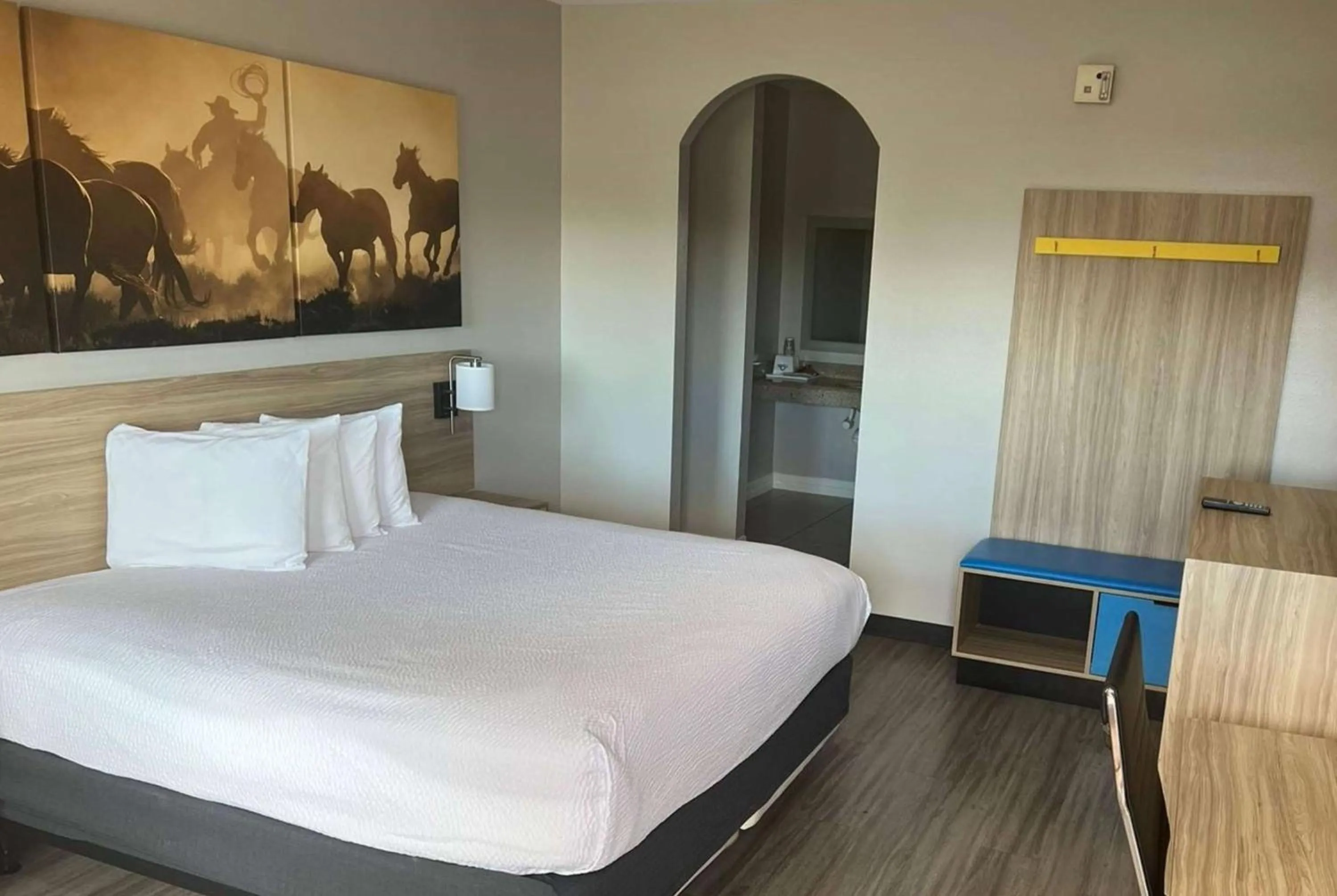 Photo of the whole room, Bed in Days Inn by Wyndham Humble/Houston Intercontinental Airport