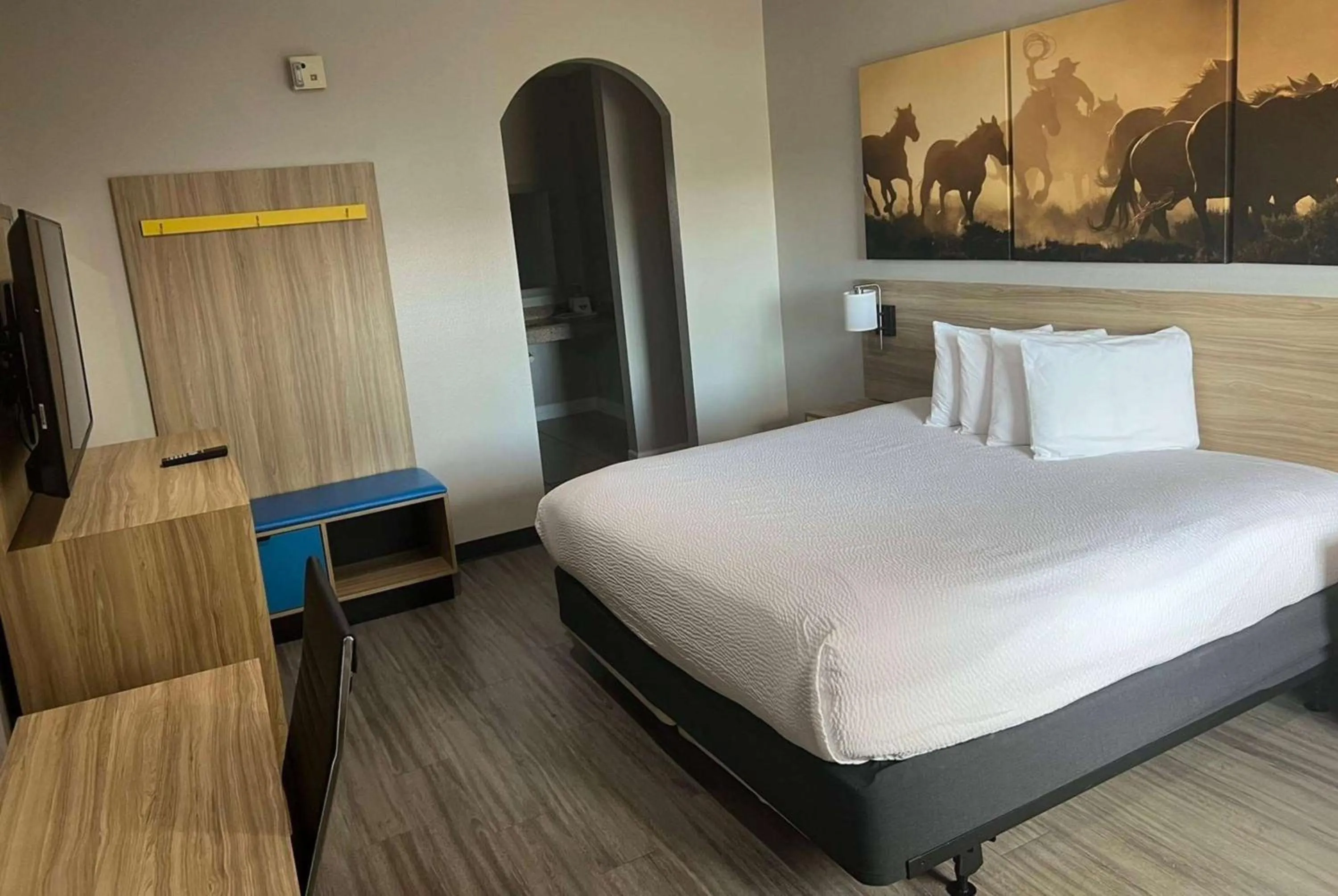 Photo of the whole room, Bed in Days Inn by Wyndham Humble/Houston Intercontinental Airport