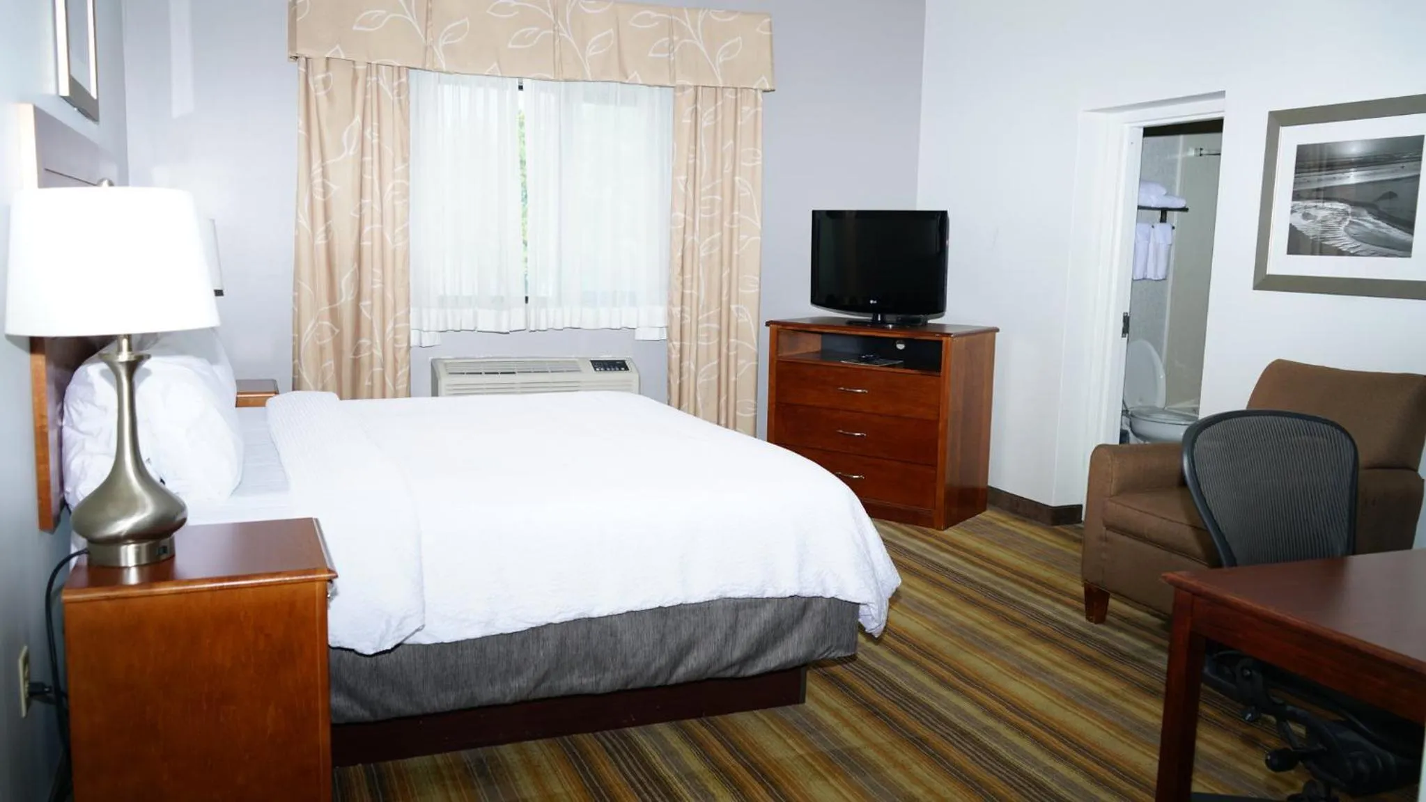 Photo of the whole room, Bed in Holiday Inn Express Philadelphia Airport by IHG